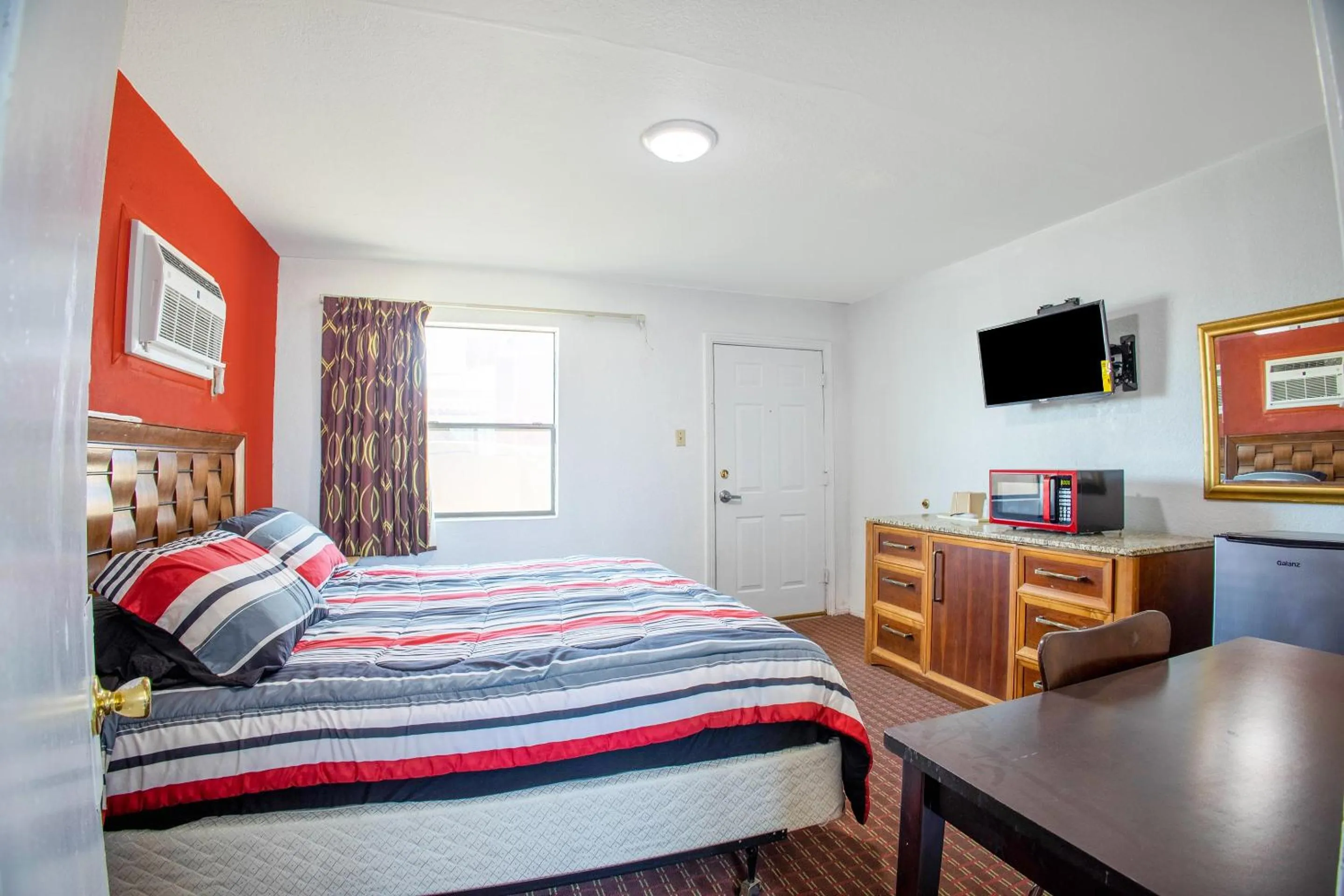 Bedroom, Bed in Sands Motel By OYO El Paso near Airport