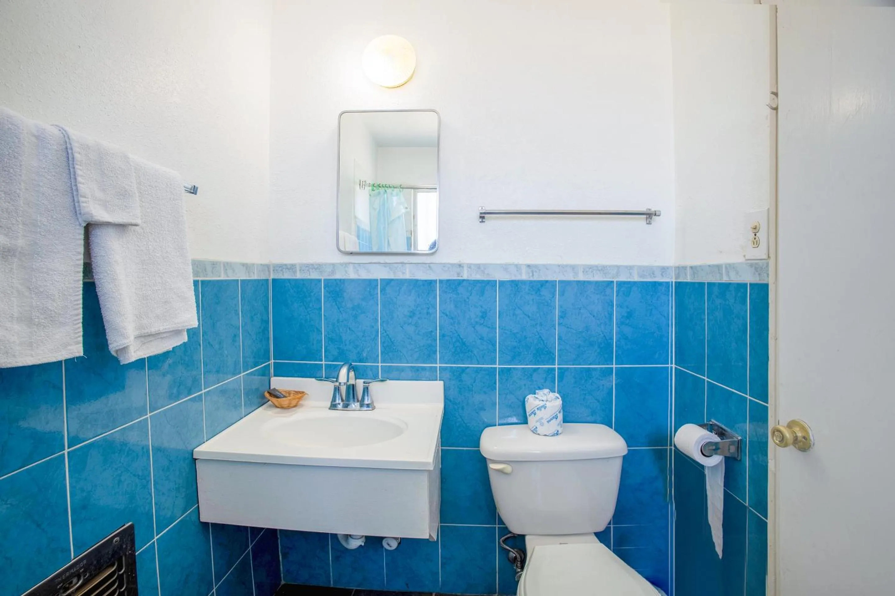 Bathroom in Sands Motel By OYO El Paso near Airport