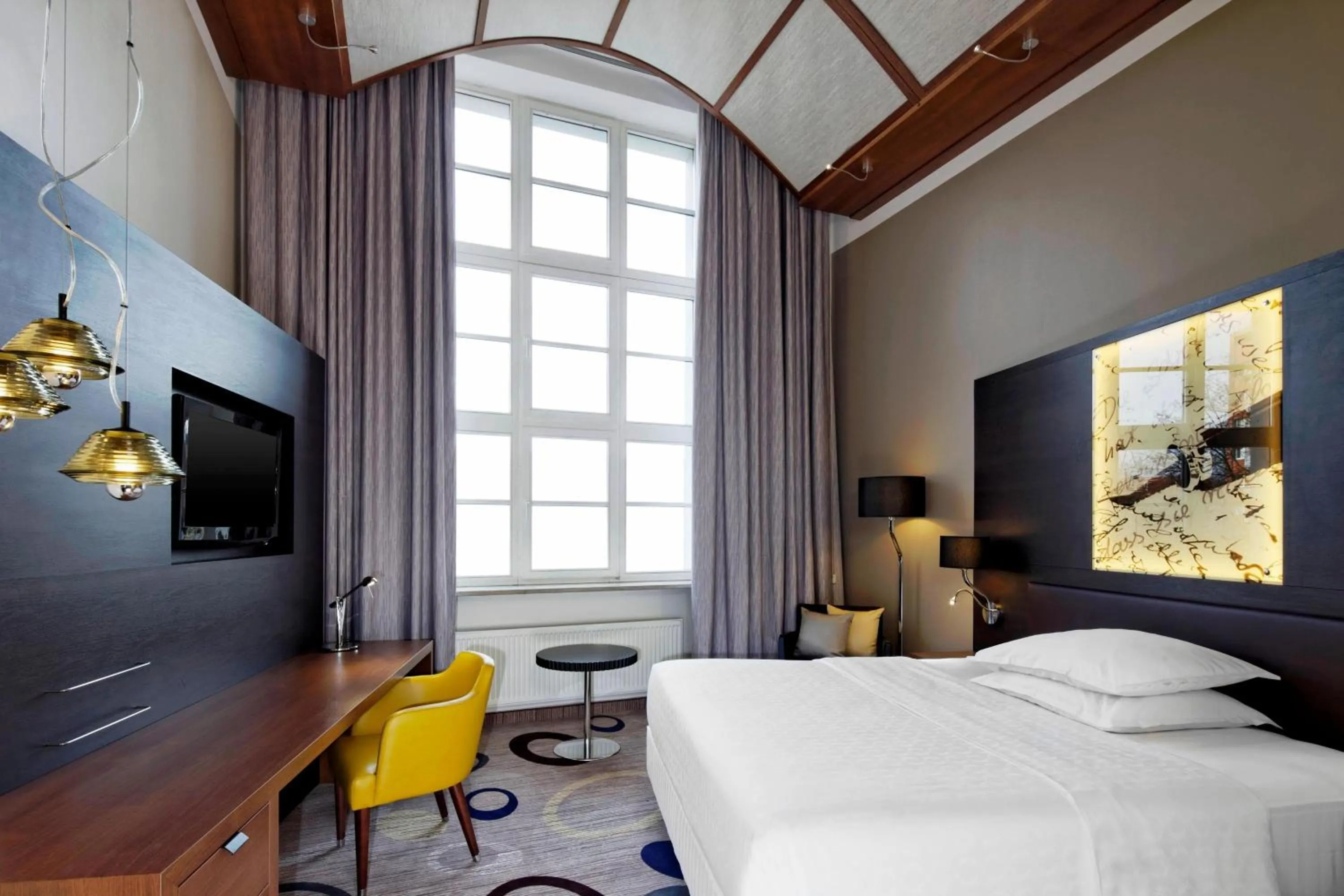 Photo of the whole room, Bed in Sheraton Hannover Pelikan Hotel