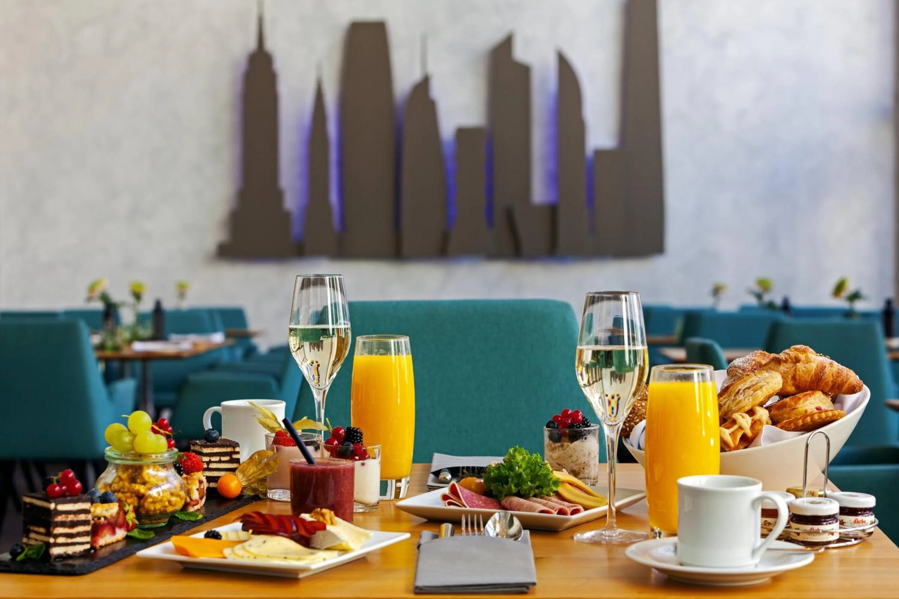 Breakfast in Sheraton Hannover Pelikan Hotel