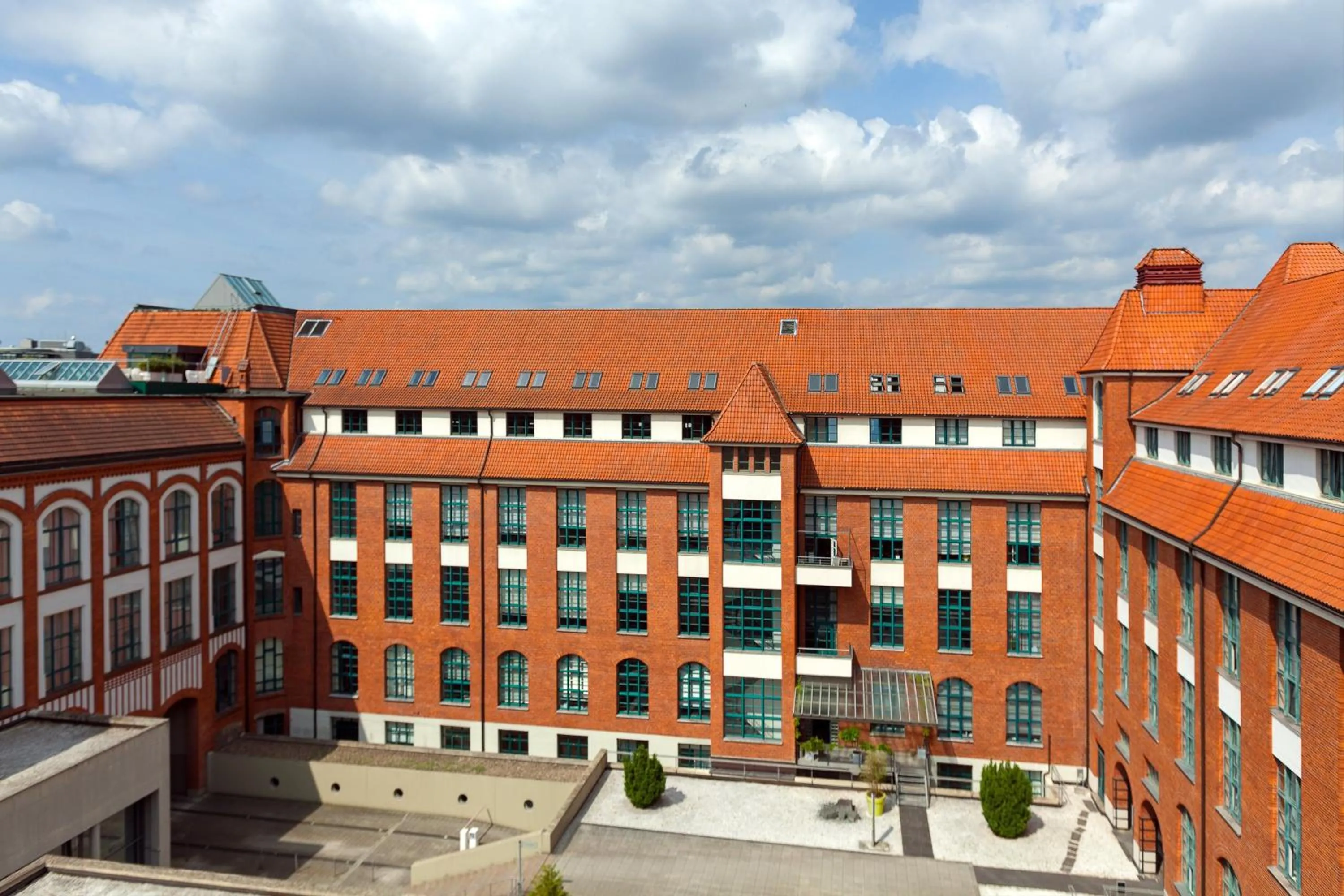 Photo of the whole room in Sheraton Hannover Pelikan Hotel
