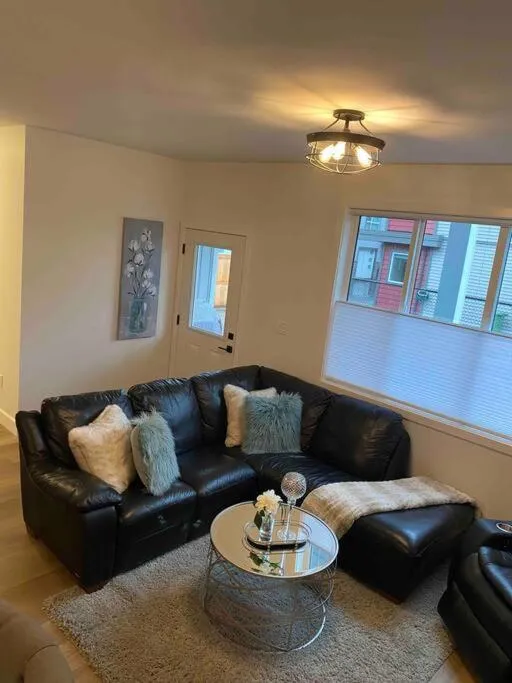 Adorable 1 Bedroom Suite- a skip to Galloping Goose