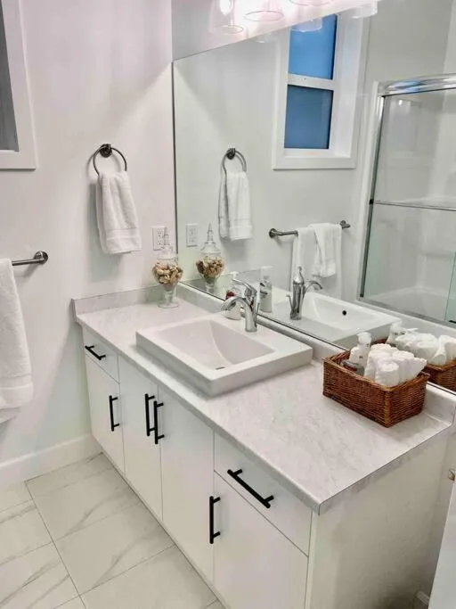 Adorable 1 Bedroom Suite- a skip to Galloping Goose