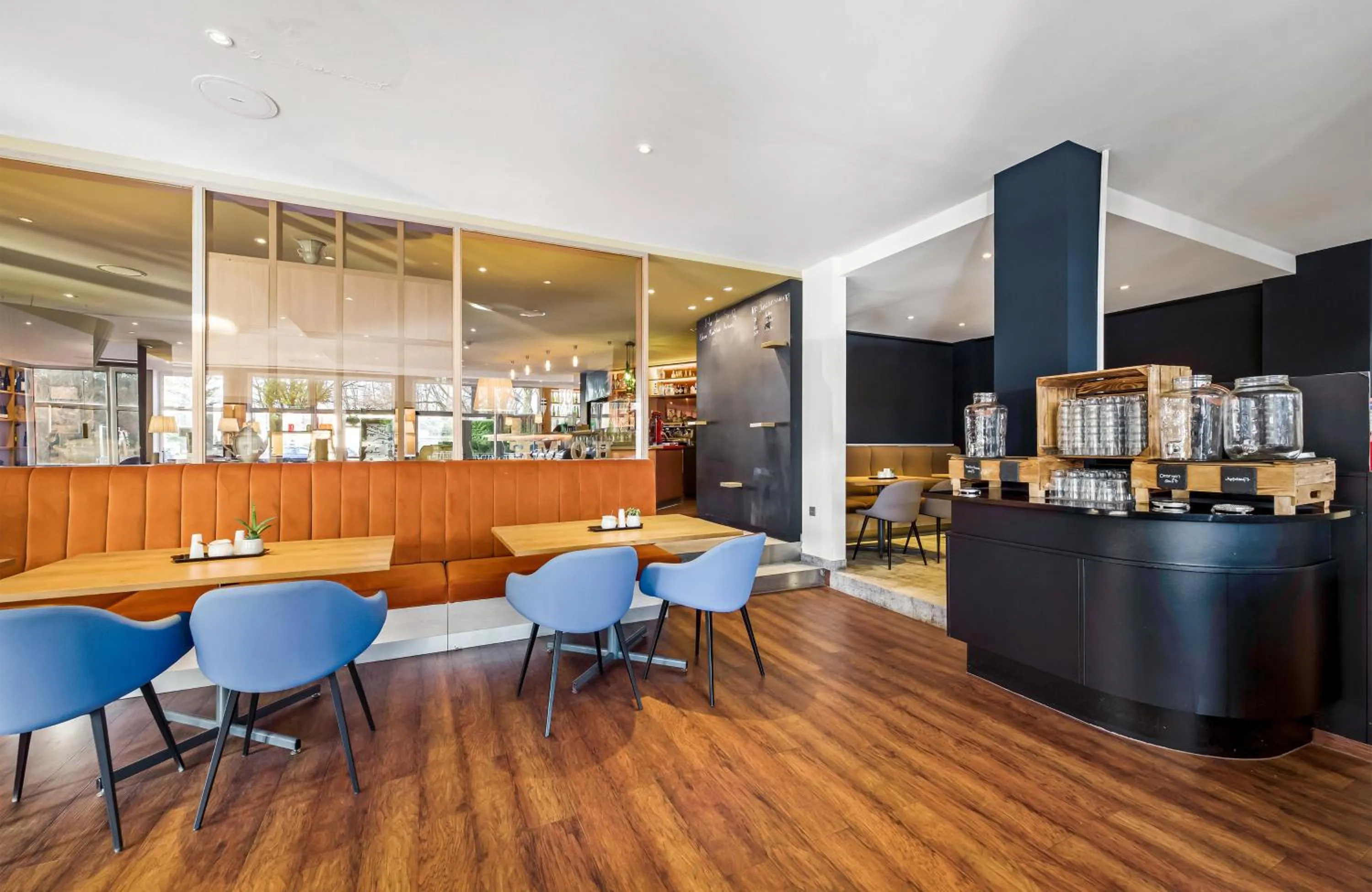 Restaurant/places to eat in Leonardo Hotel Hannover Medical Park