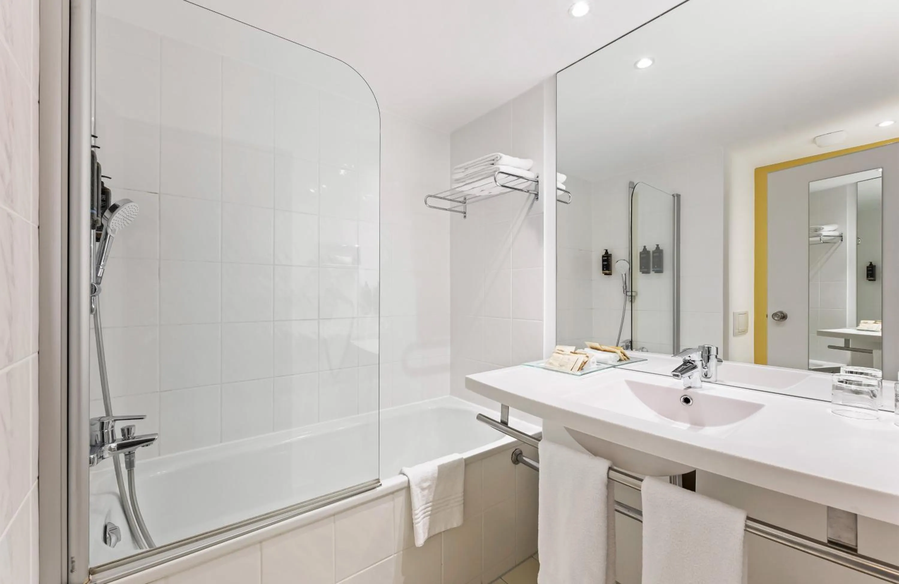 Bathroom in Leonardo Hotel Hannover Medical Park