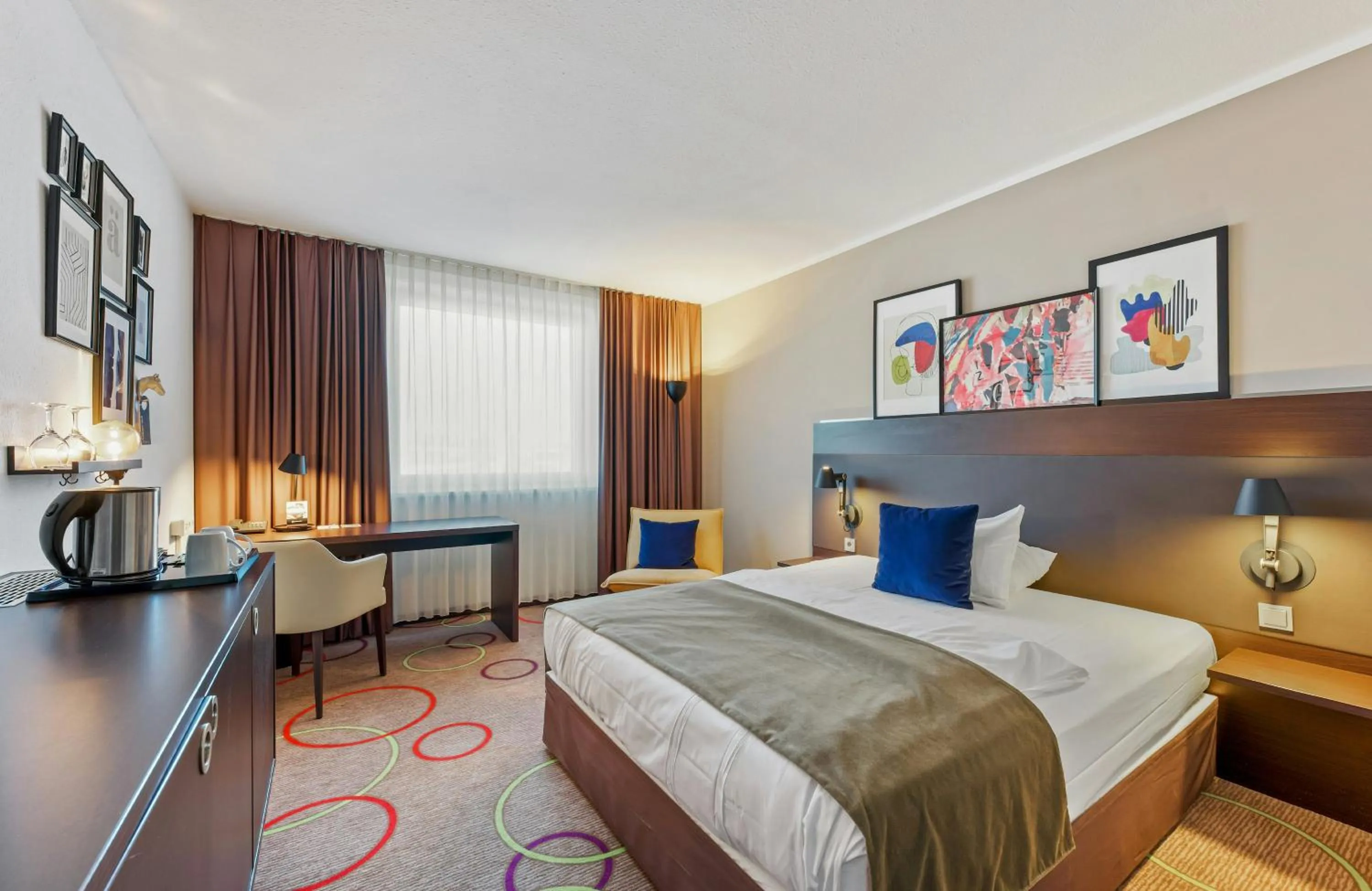 Restaurant/places to eat, Bed in Leonardo Hotel Hannover Medical Park