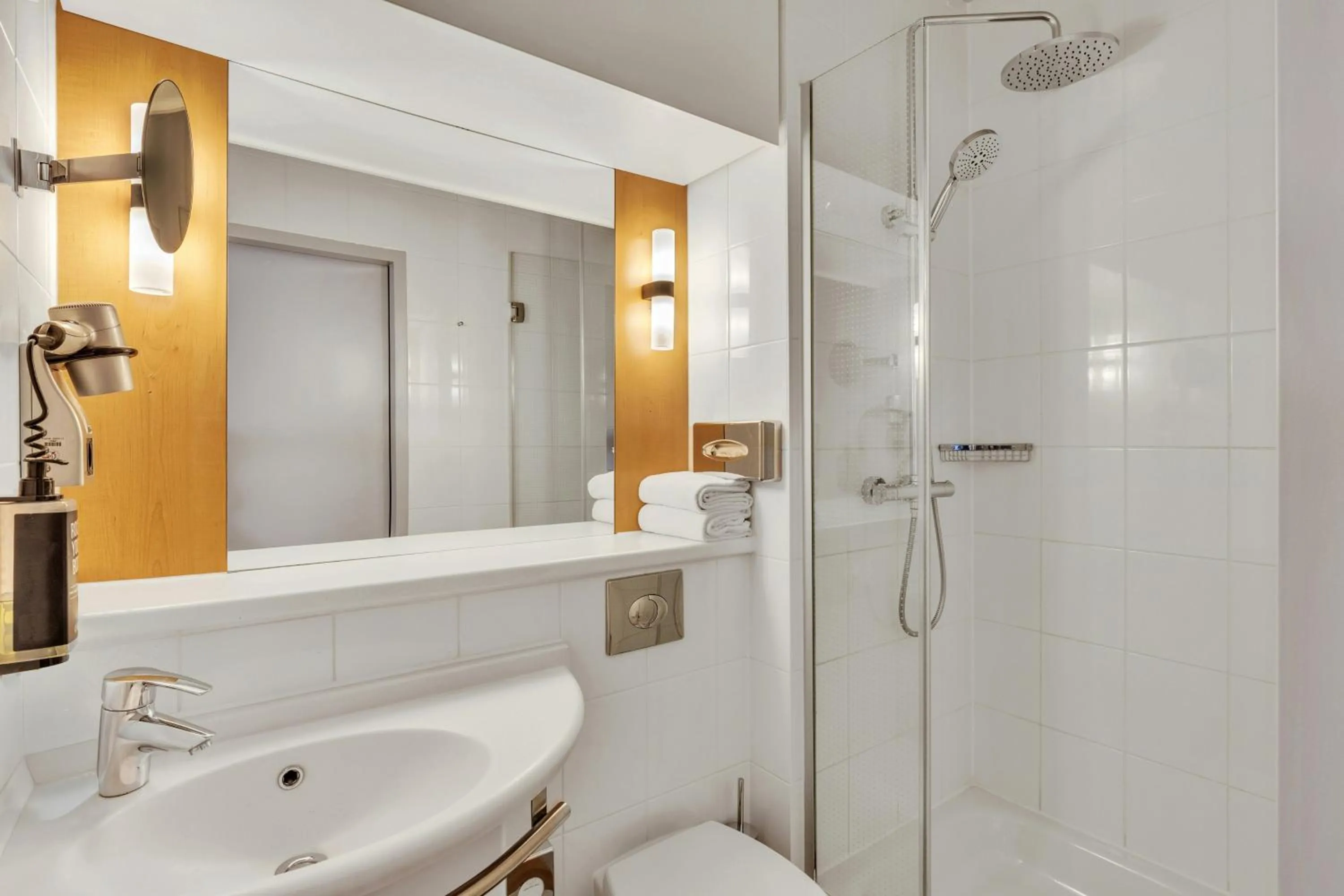 Bathroom in Leonardo Hotel Hannover Medical Park