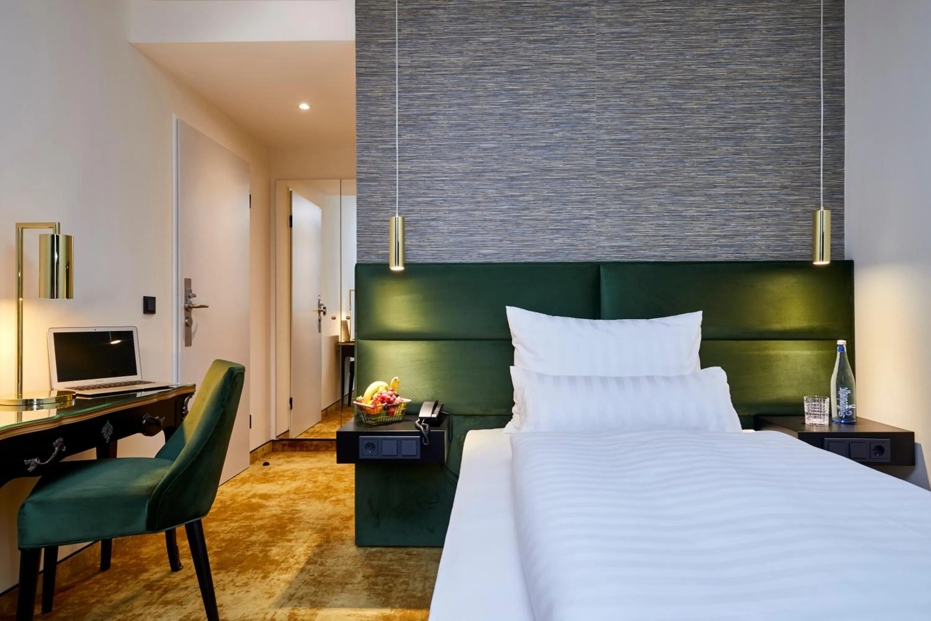 Bed in Das Carls Hotel