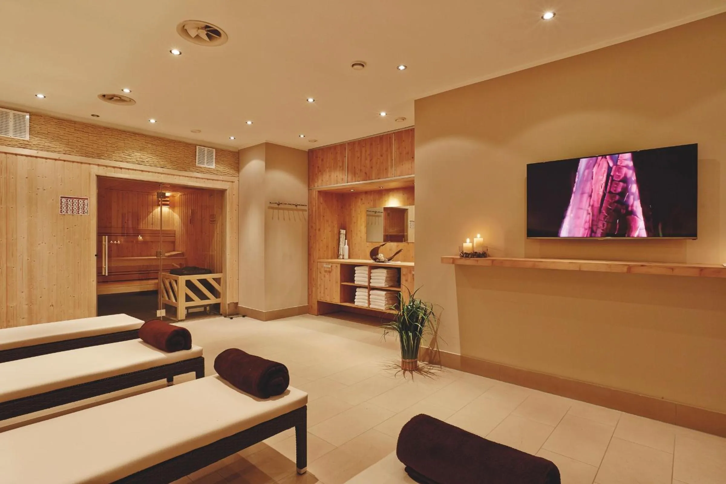 Spa and wellness centre/facilities in H+ Hotel Hannover