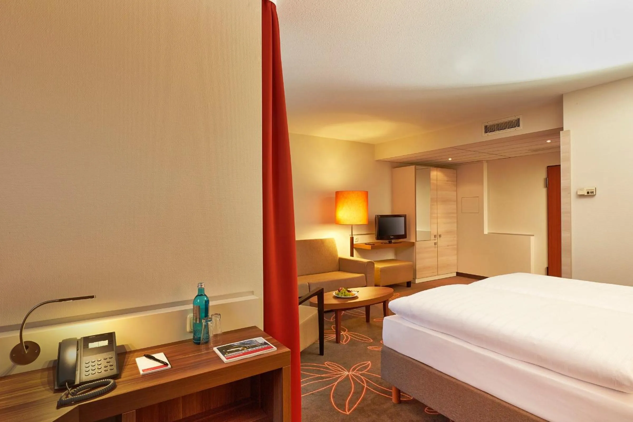 Bedroom, Bed in H+ Hotel Hannover