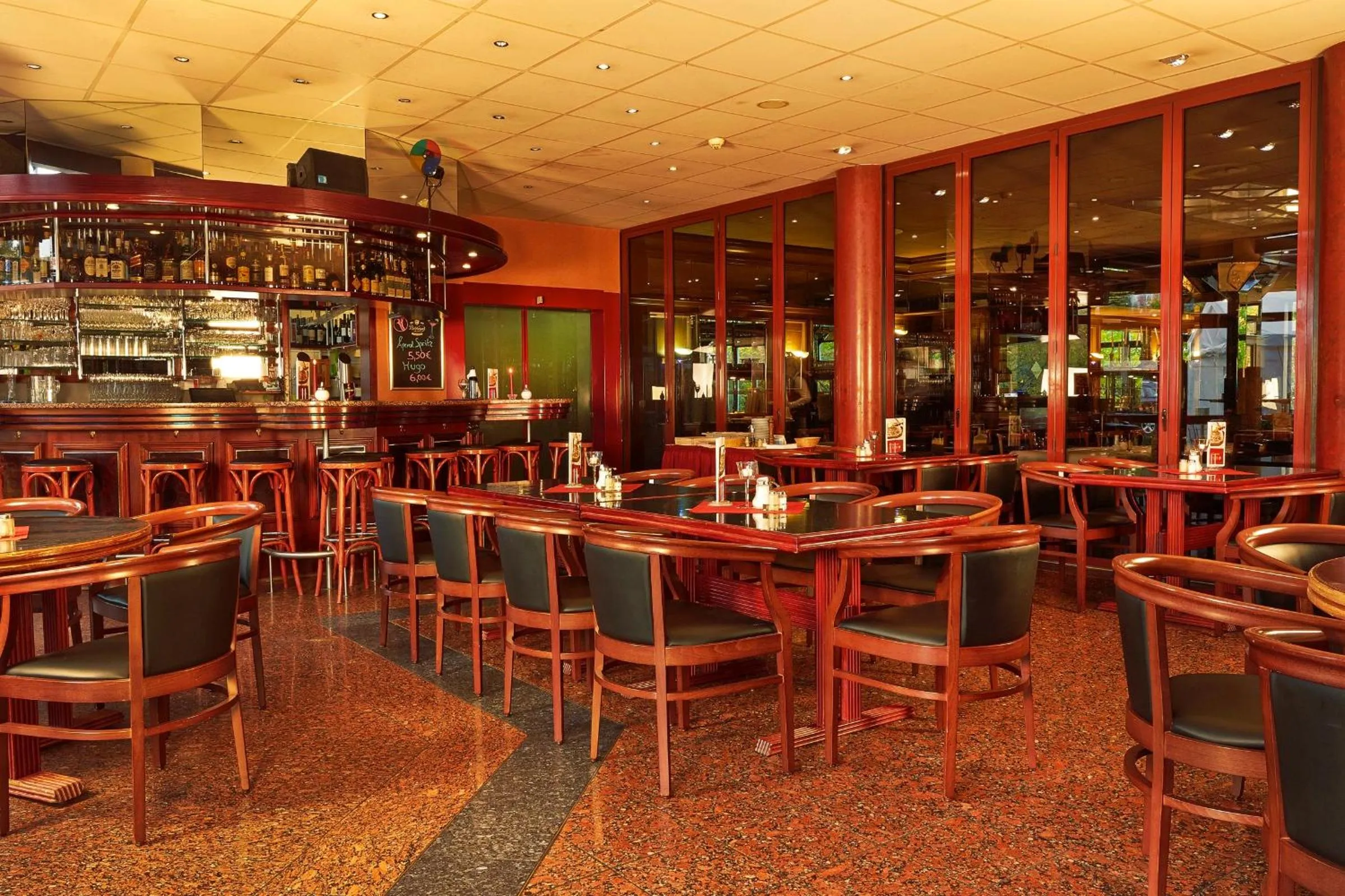 Lounge or bar in H+ Hotel Hannover