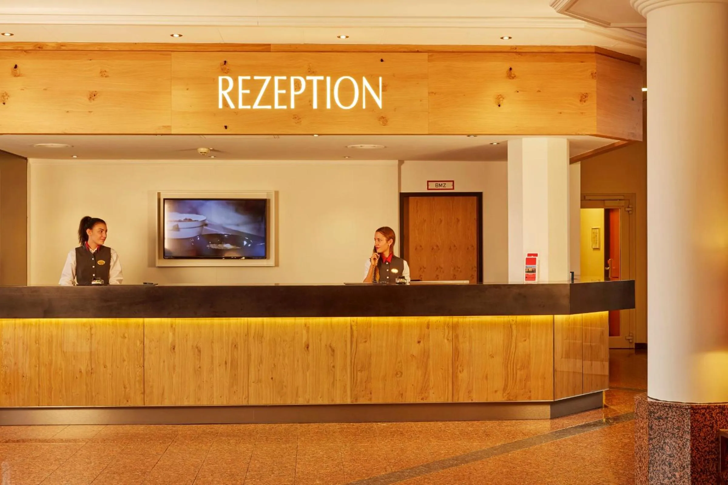 Lobby or reception in H+ Hotel Hannover