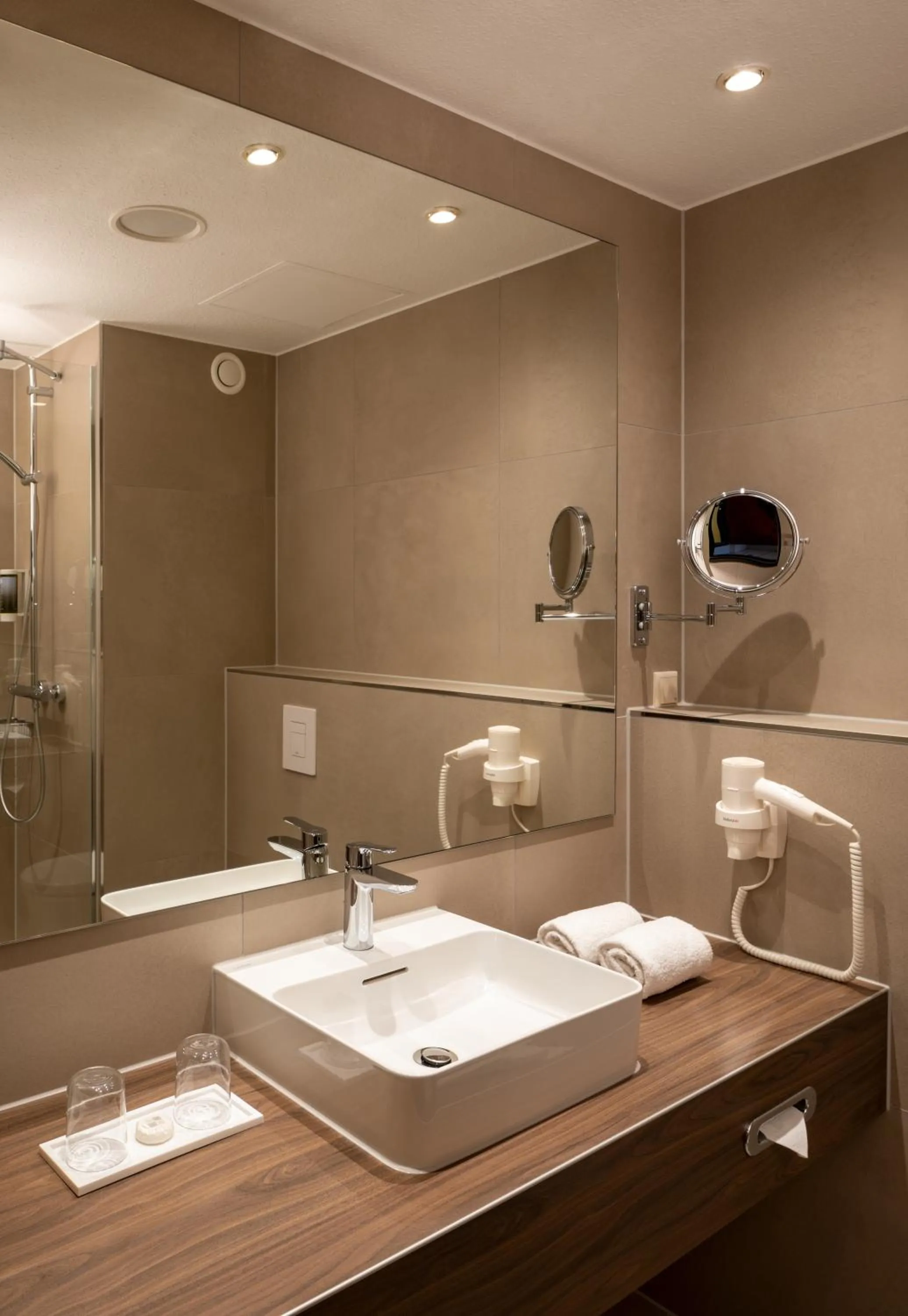 Bathroom in H+ Hotel Hannover