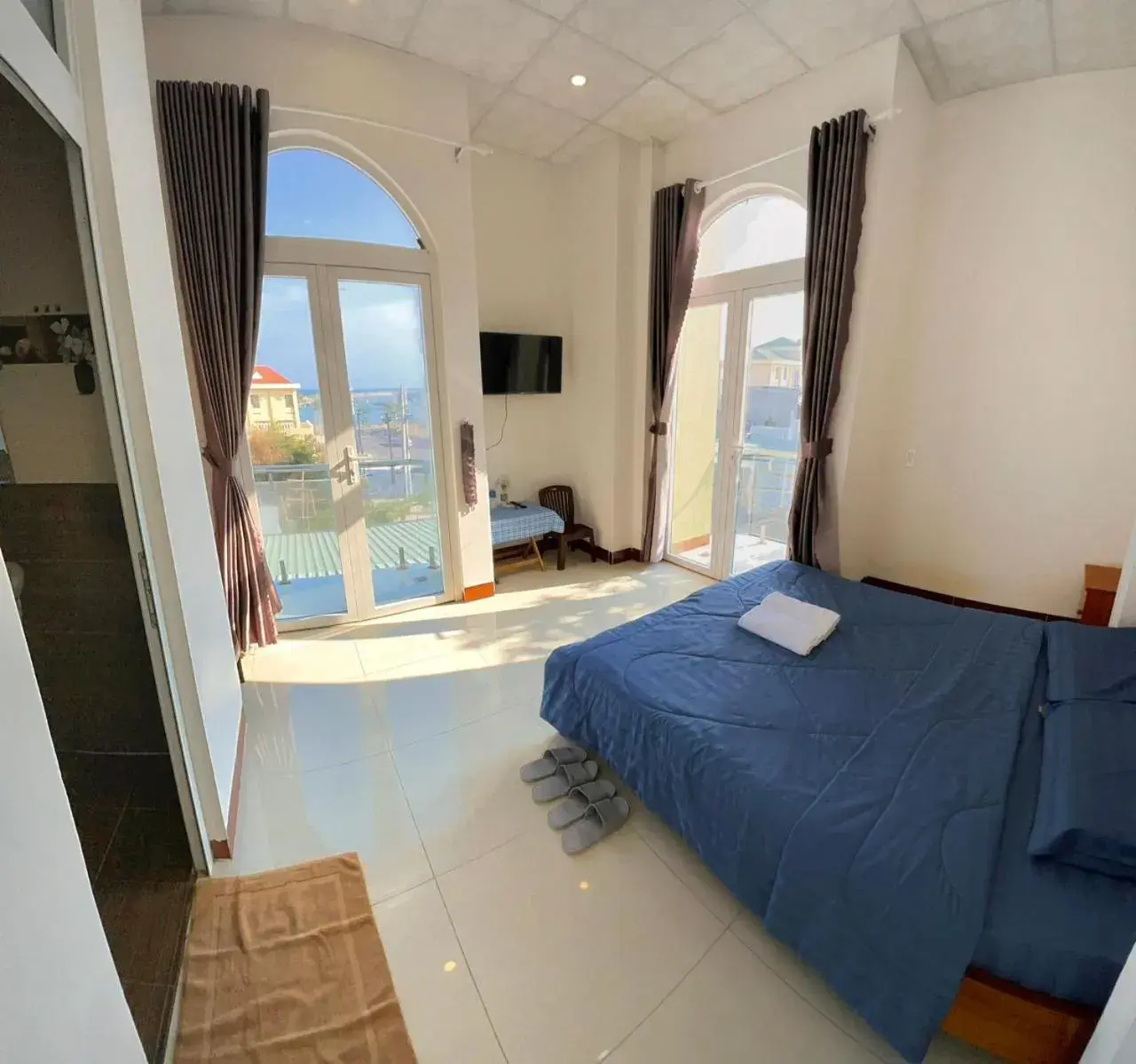 Double Room with Balcony and Sea View in Homestay Hoài Tâm Phan Thiết Double Room with Balcony and Sea View in Homestay Hoài Tâm Phan Thiết