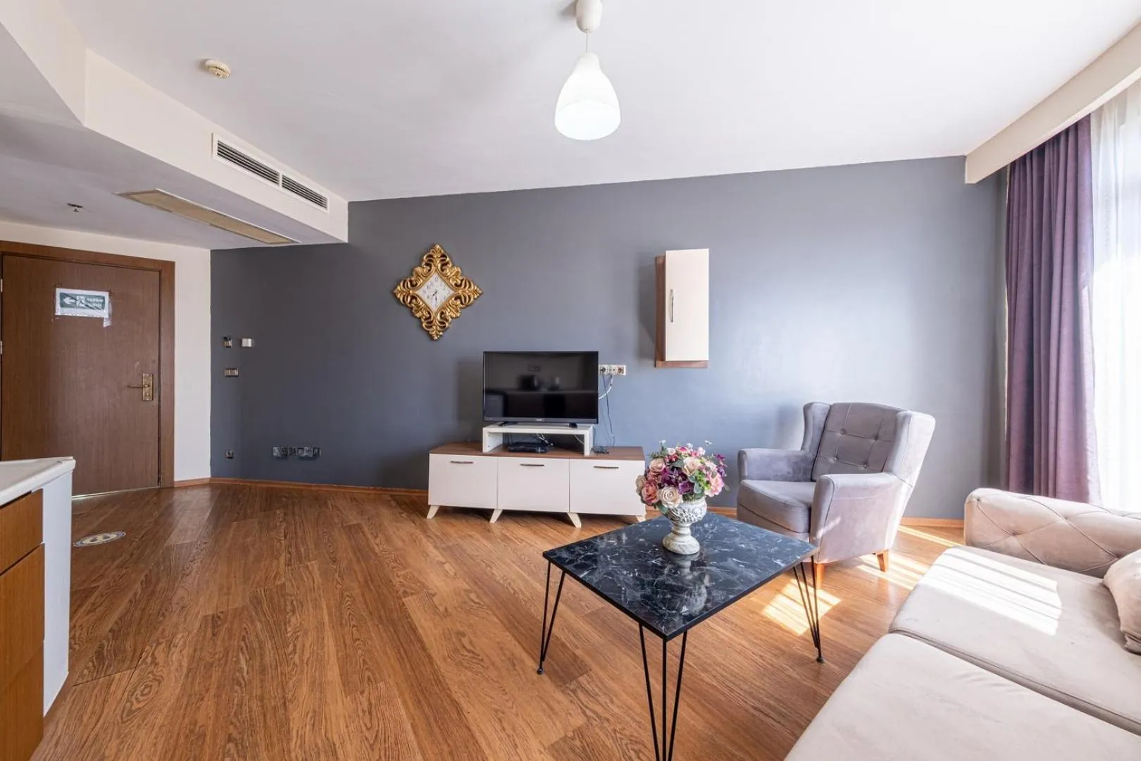 Communal lounge/ TV room in ELİT SUİT