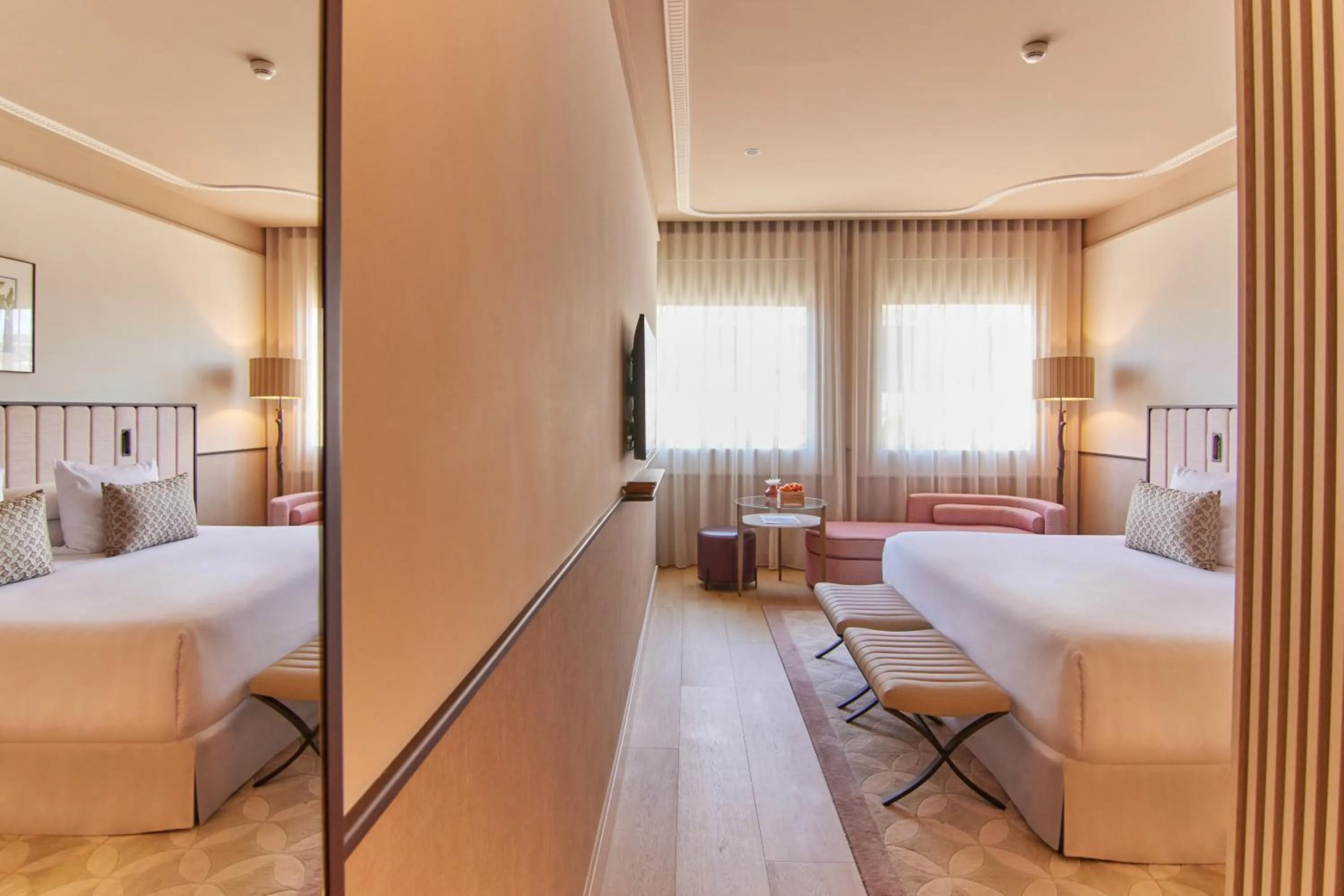 Photo of the whole room, Bed in Grand Hotel Central, Small Luxury Hotels