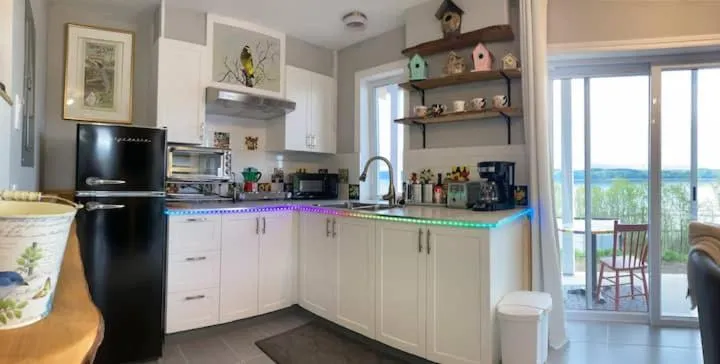 Kitchen or kitchenette in Suite 2 Flèche du fjord vue Saguenay Mont Valin