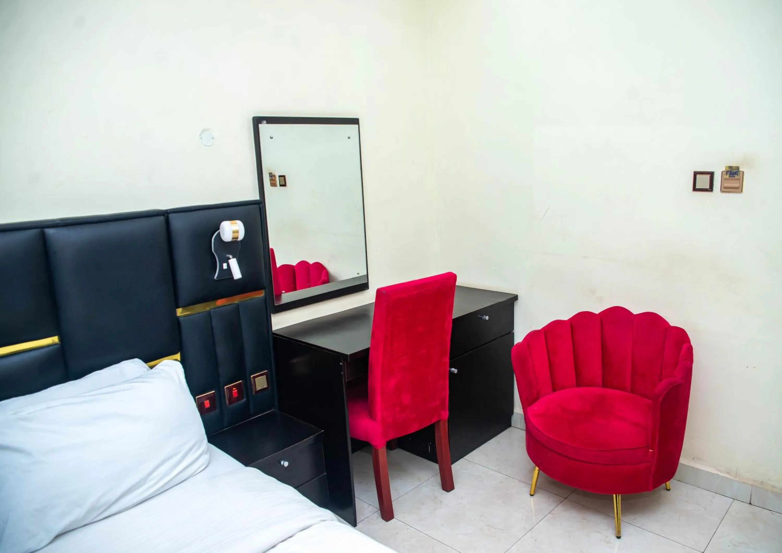 Buddiez Hotel & Resort