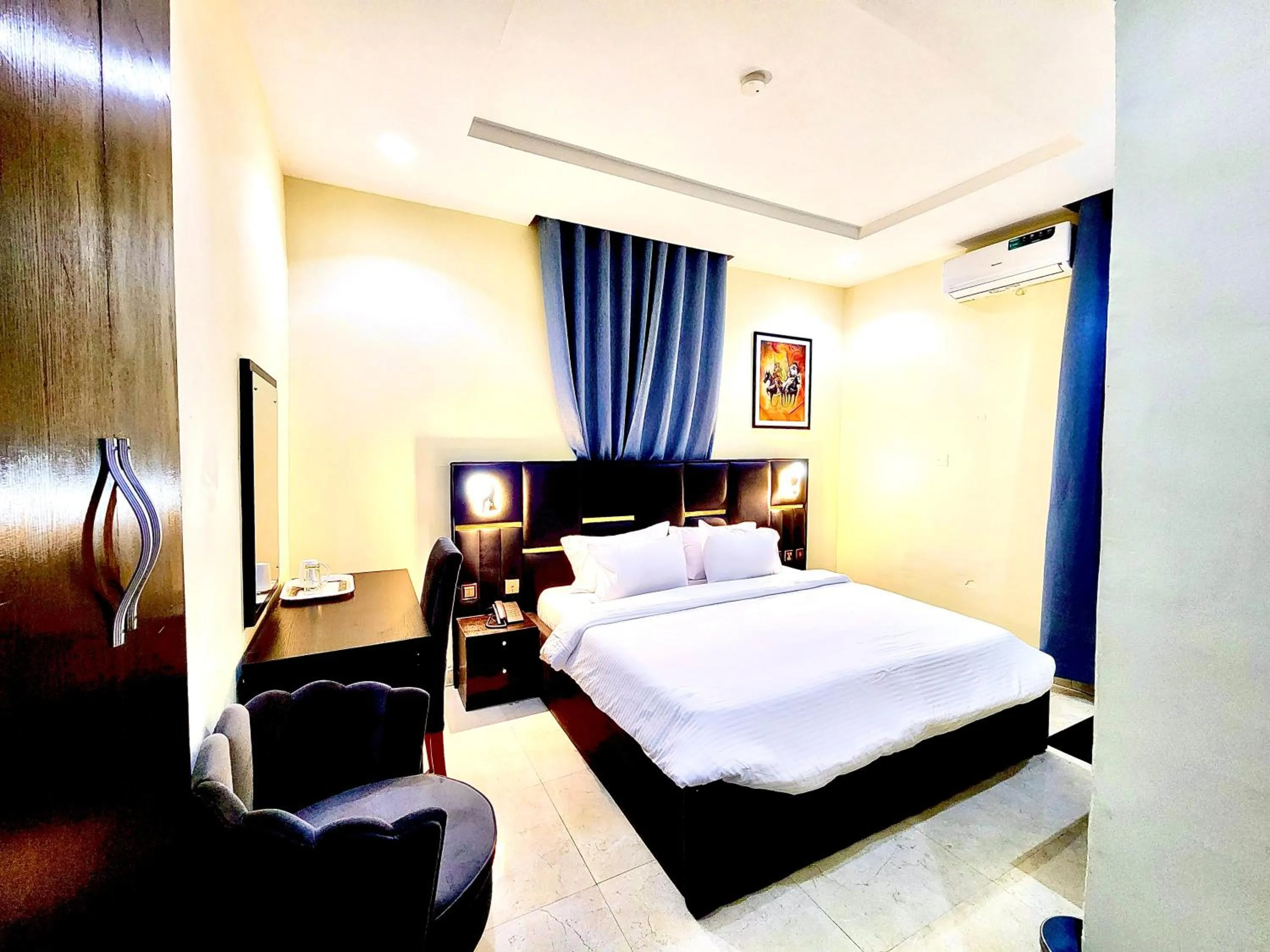 Bed in Buddiez Hotel & Resort