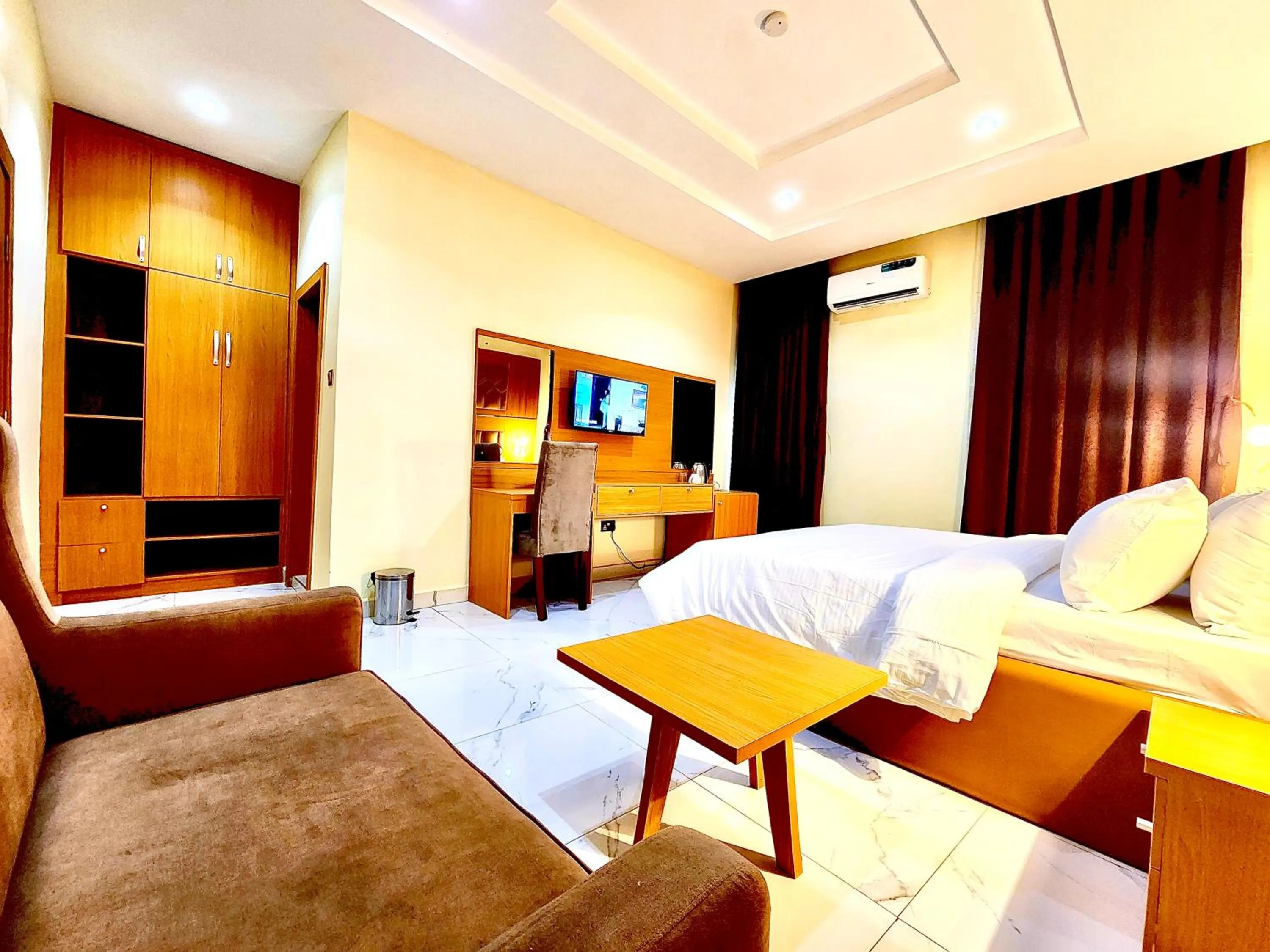 Bed in Buddiez Hotel & Resort