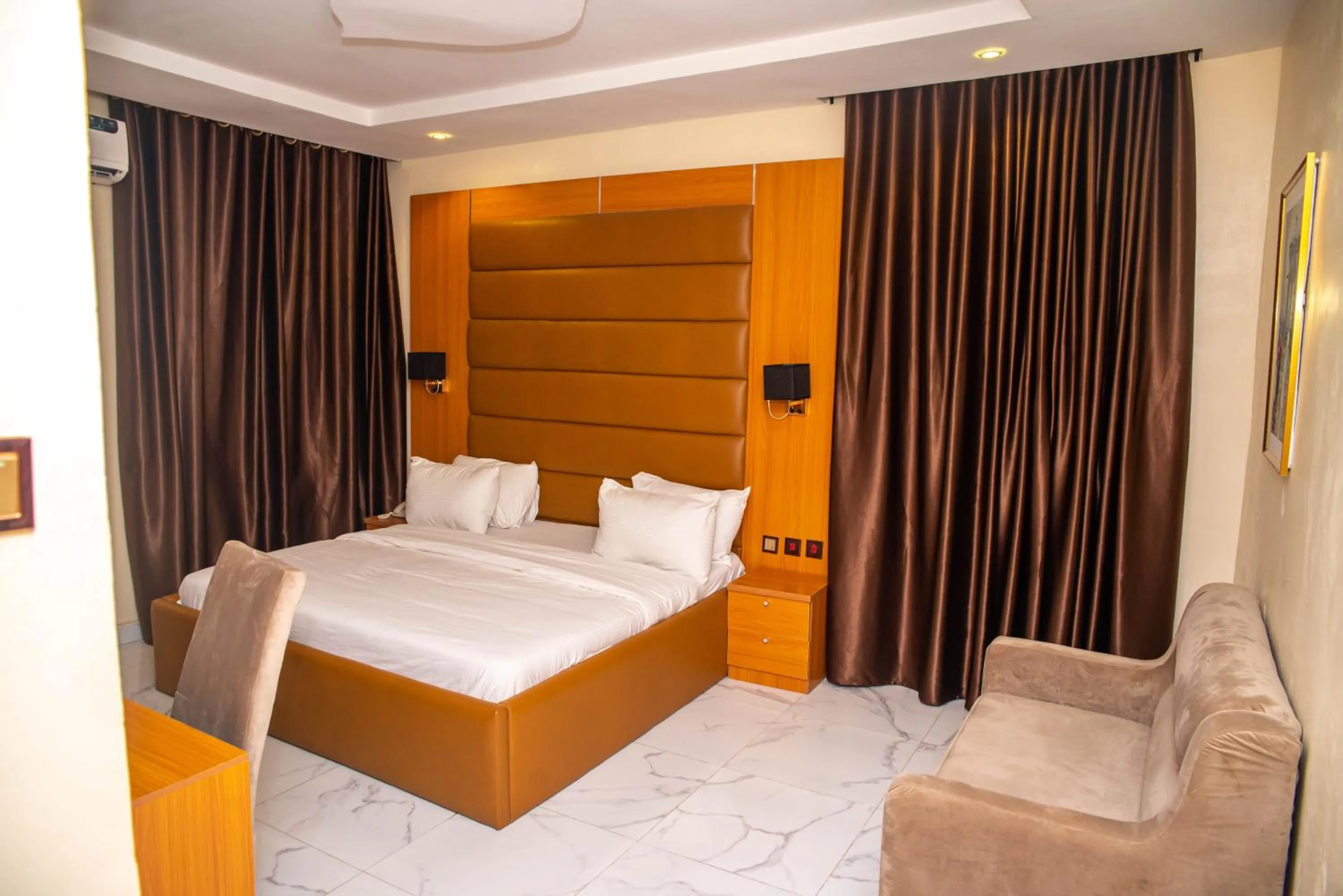 Bed in Buddiez Hotel & Resort