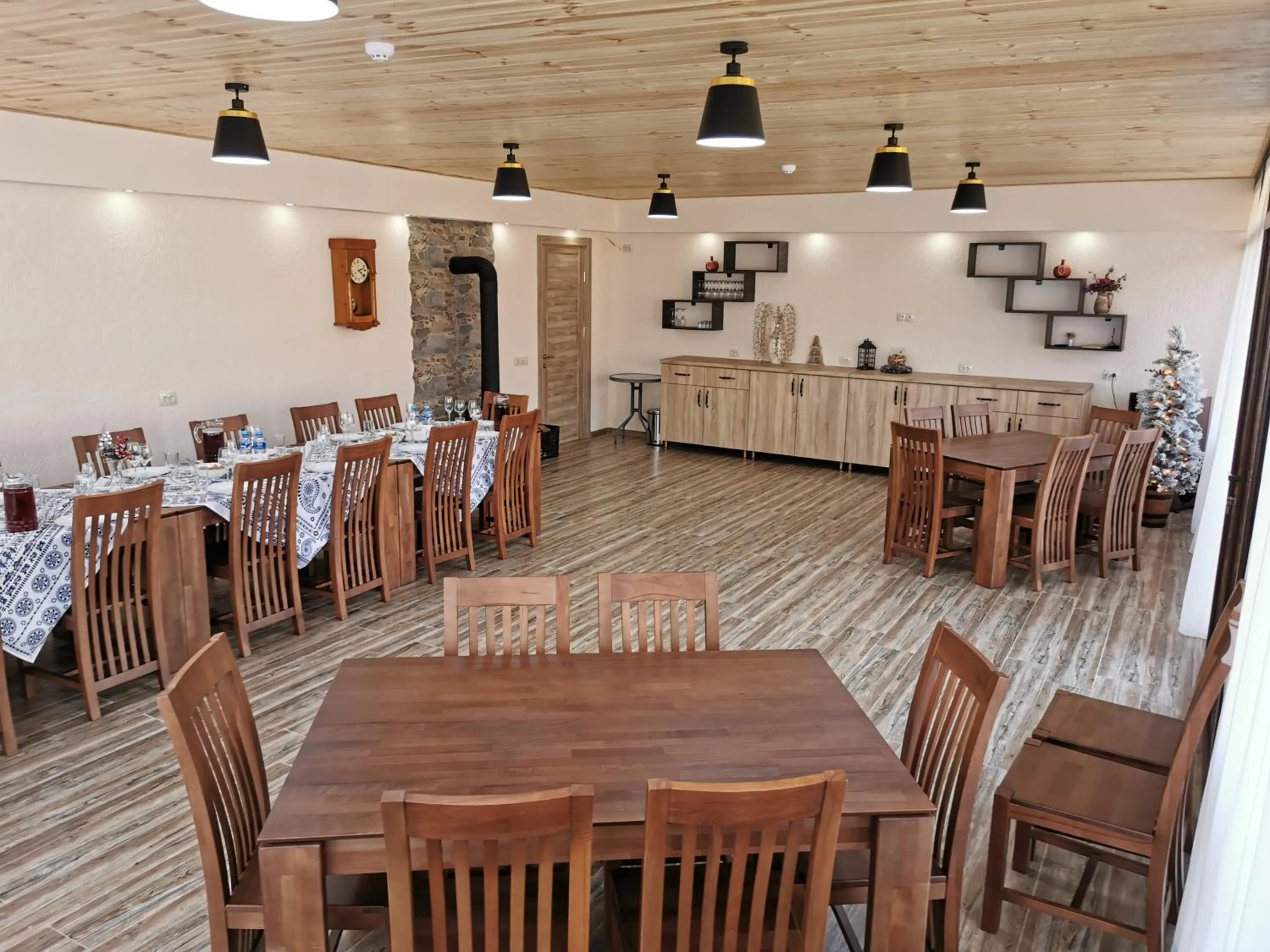 Restaurant/places to eat in Chateau Ateni Cottages