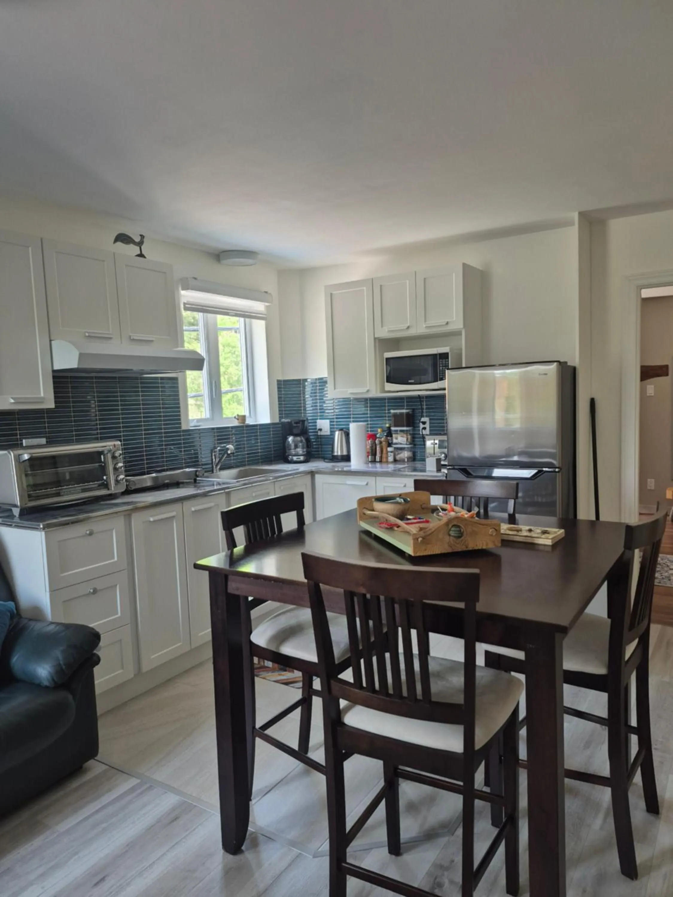 Communal kitchen in Séjour Flèche du fjord vue Saguenay Mont Valin