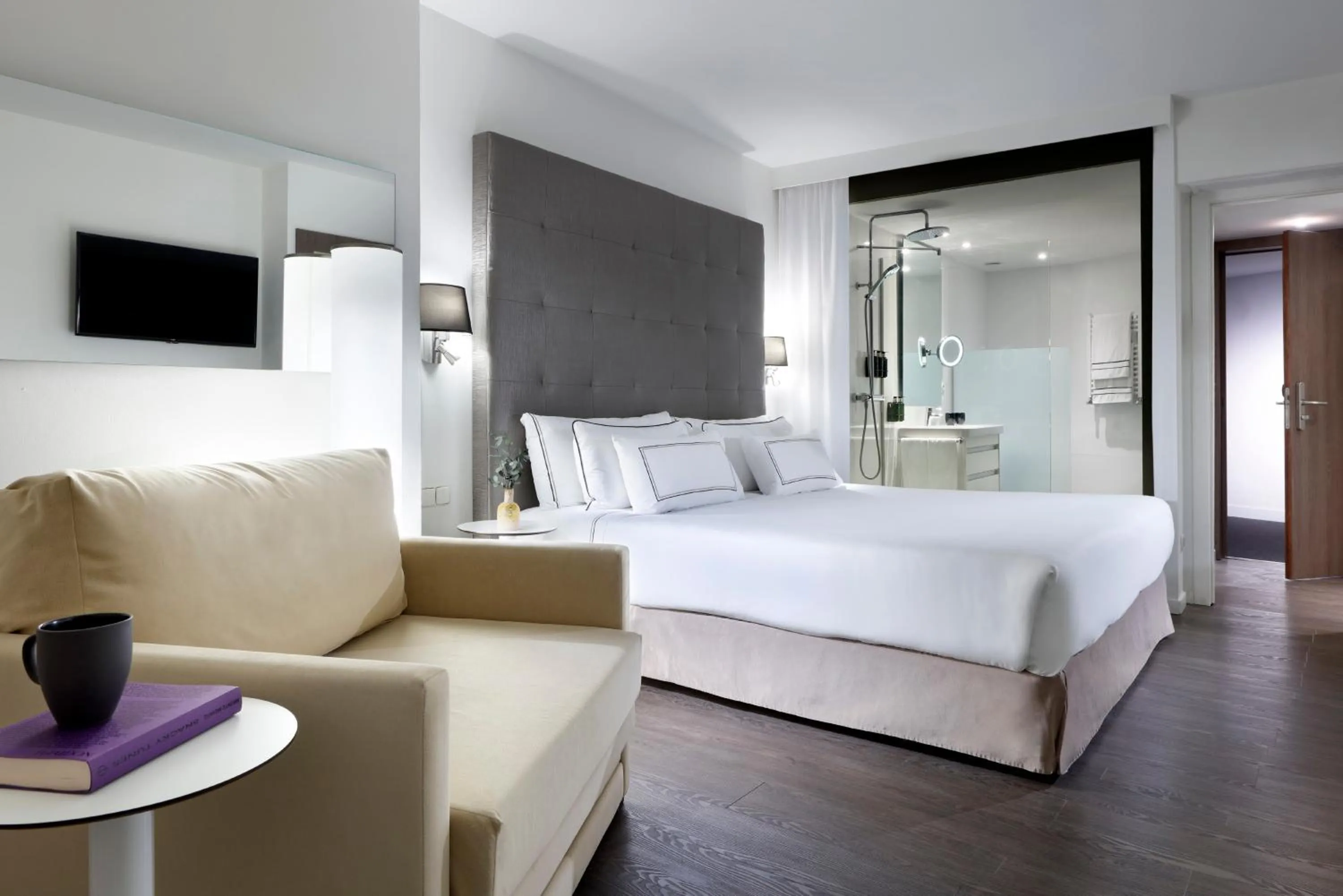 Bathroom, Bed in Meliá Palma Marina