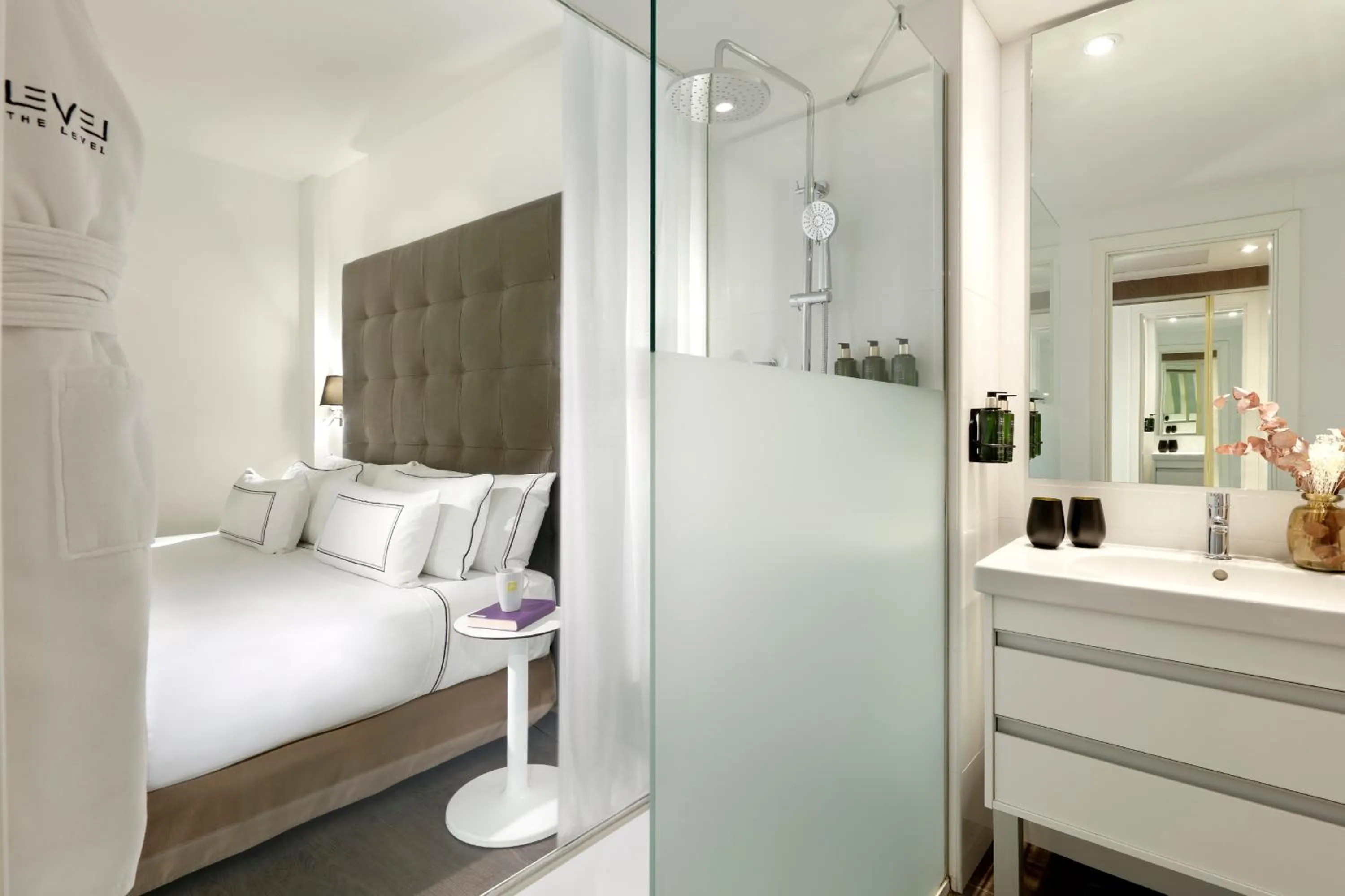 Shower, Bed in Meliá Palma Marina