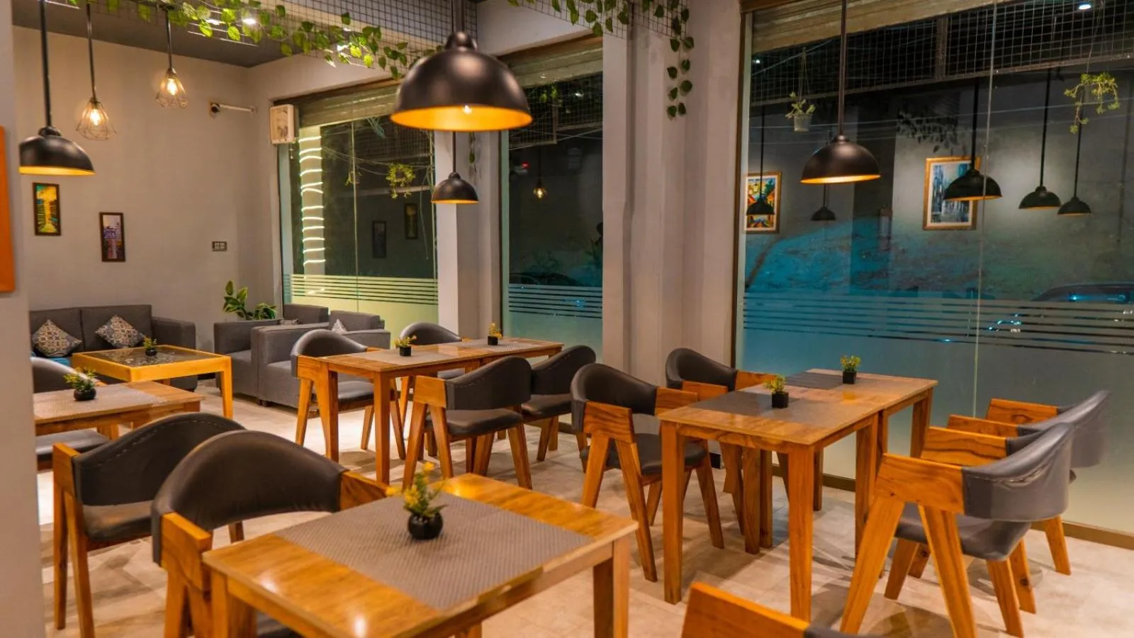 Restaurant/places to eat in The Yak Motel