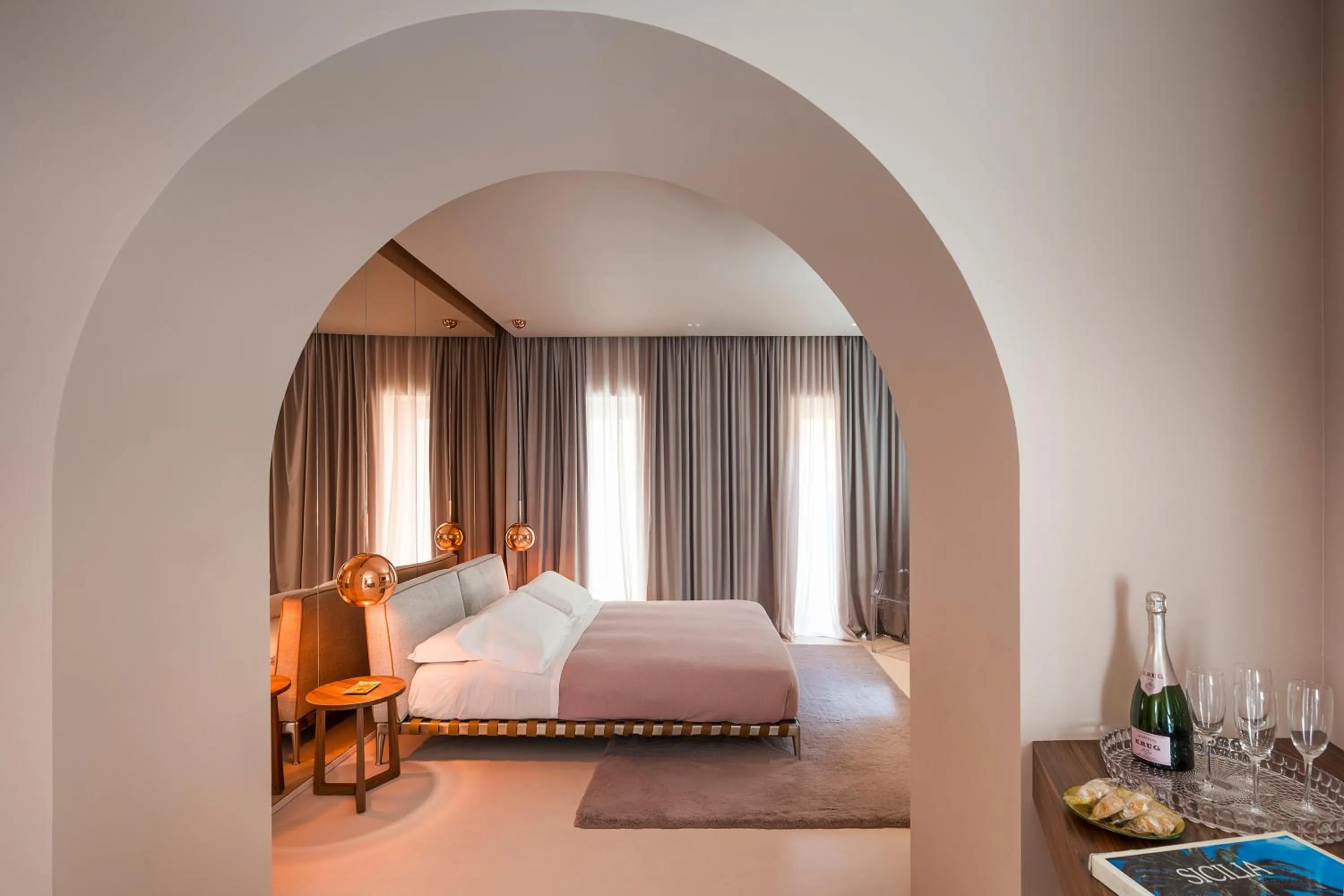 Photo of the whole room, Bed in Taormina Infinity Suites