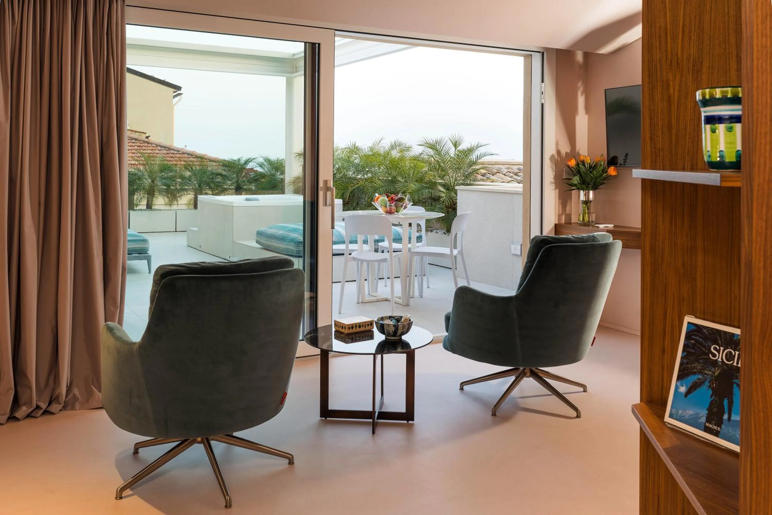 Photo of the whole room in Taormina Infinity Suites