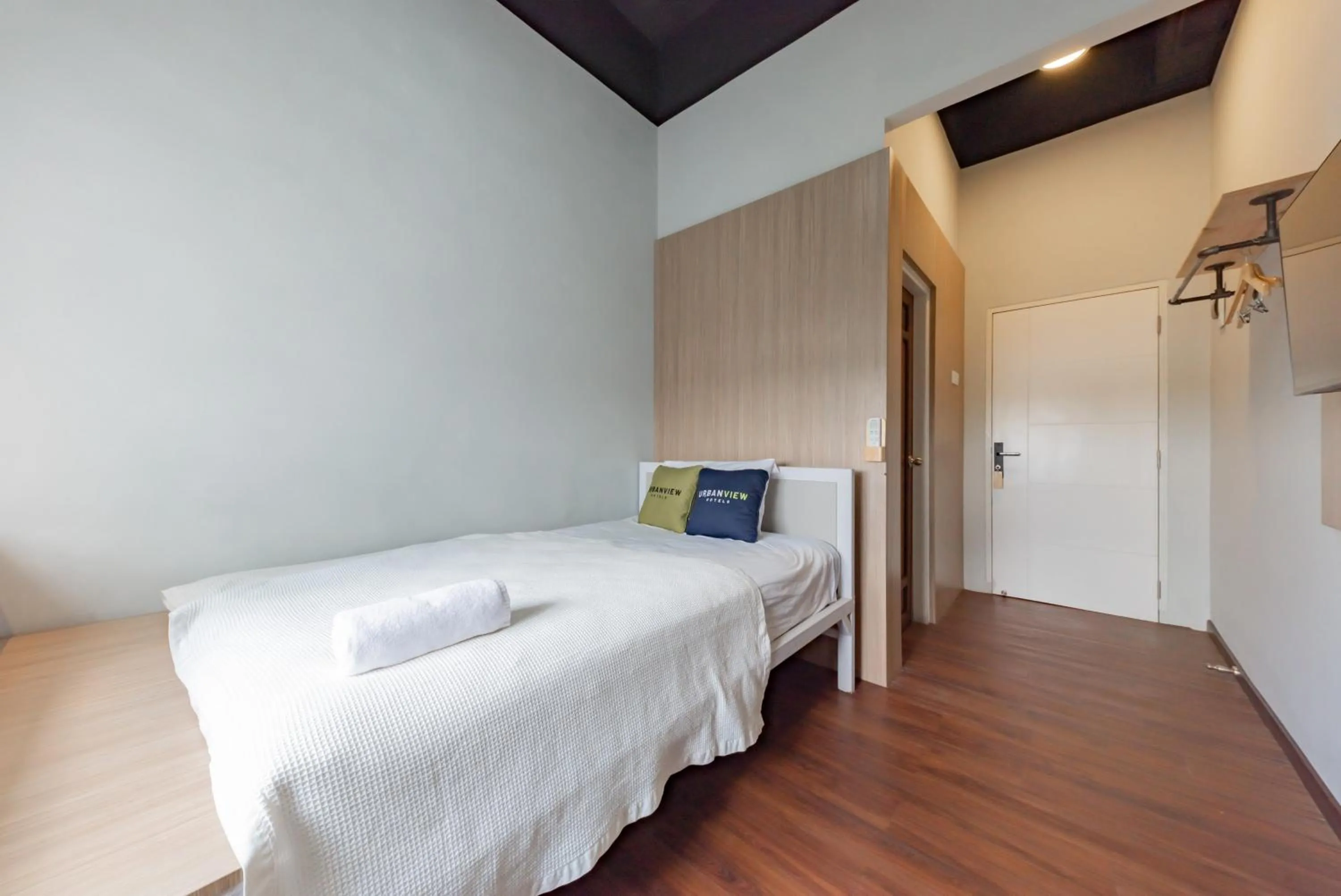 Bedroom, Bed in Urbanview Hotel The Tang Balikpapan by RedDoorz