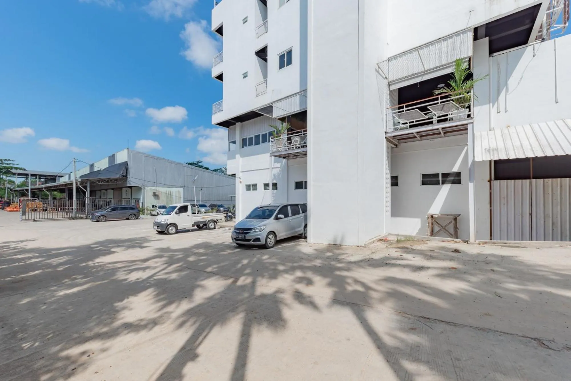 Parking in Urbanview Hotel The Tang Balikpapan by RedDoorz