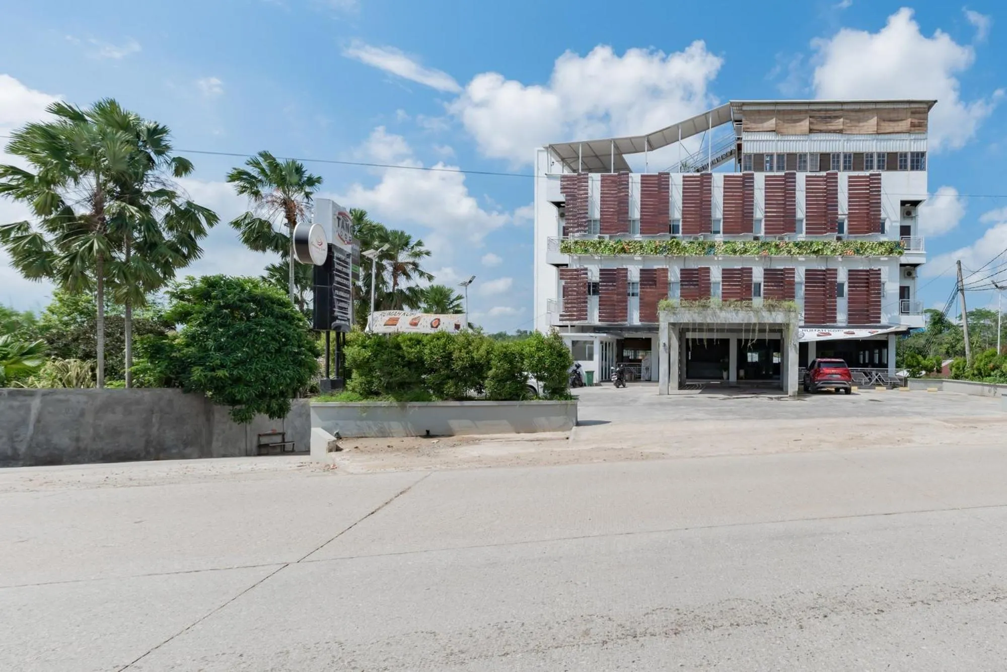 Property building in Urbanview Hotel The Tang Balikpapan by RedDoorz