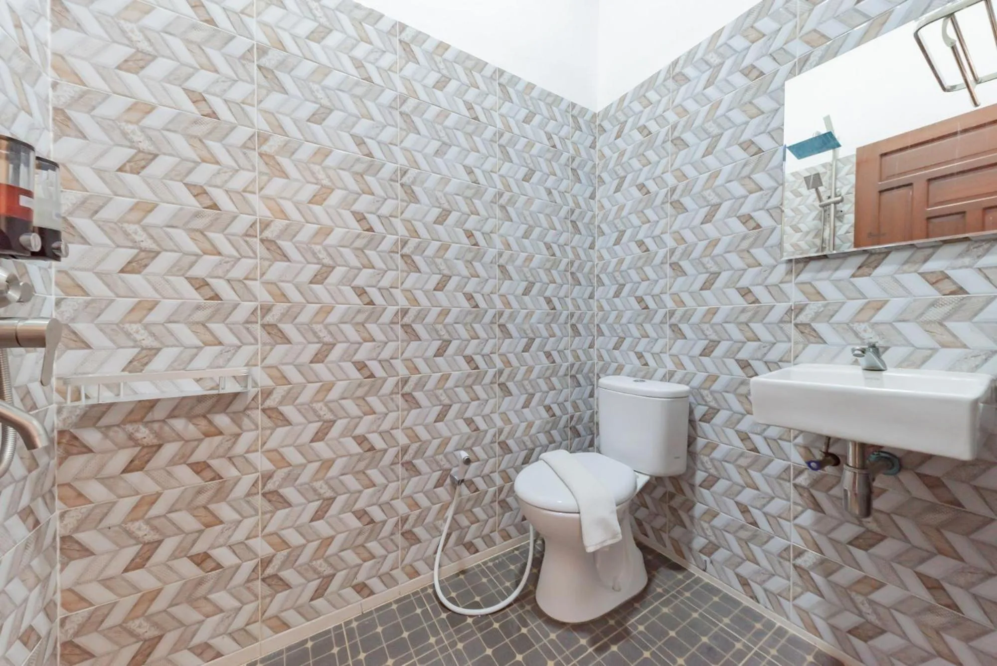 Shower in Urbanview Hotel The Tang Balikpapan by RedDoorz