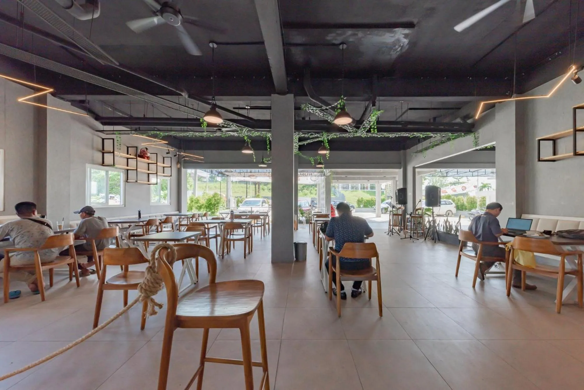 Seating area in Urbanview Hotel The Tang Balikpapan by RedDoorz