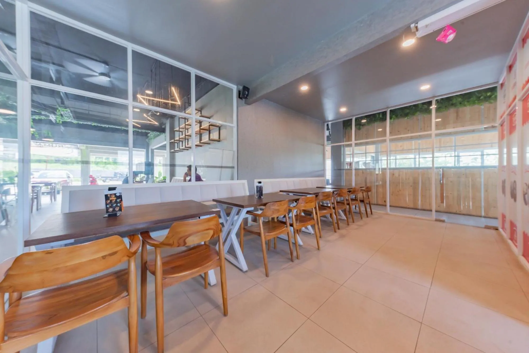 Restaurant/places to eat in Urbanview Hotel The Tang Balikpapan by RedDoorz