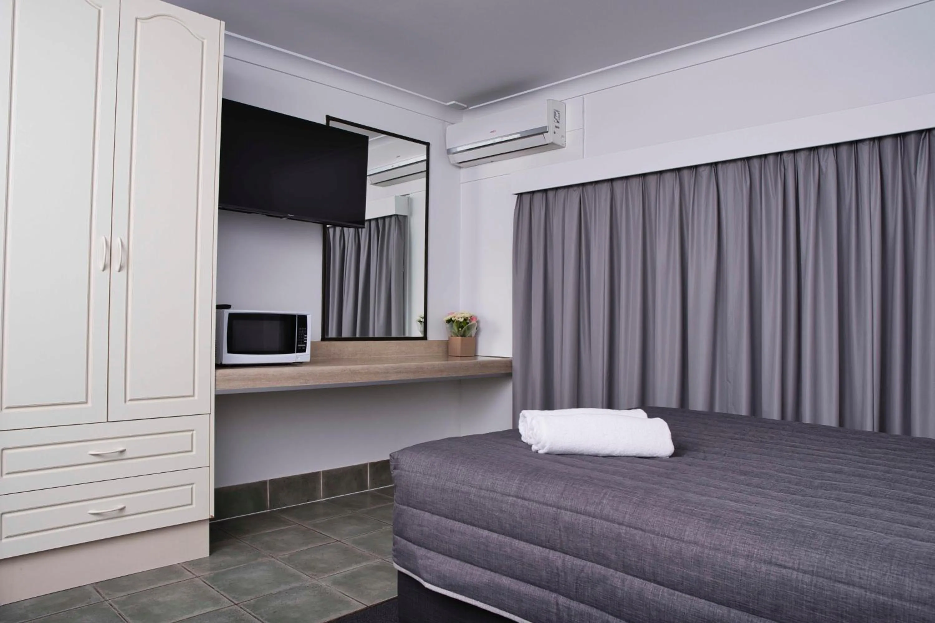 TV and multimedia, Bed in Leeton Centre Motel