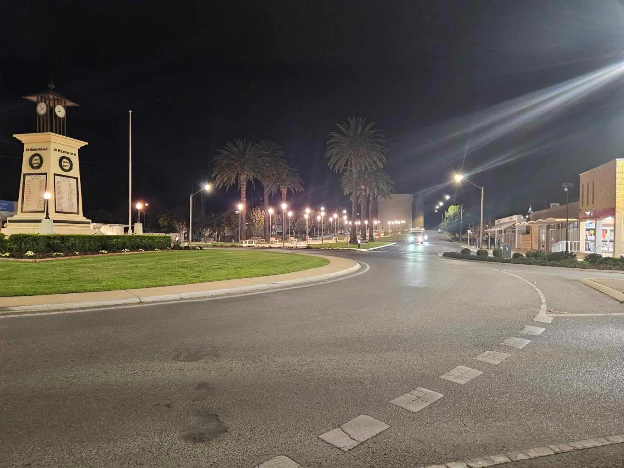 Quiet street view in Leeton Centre Motel