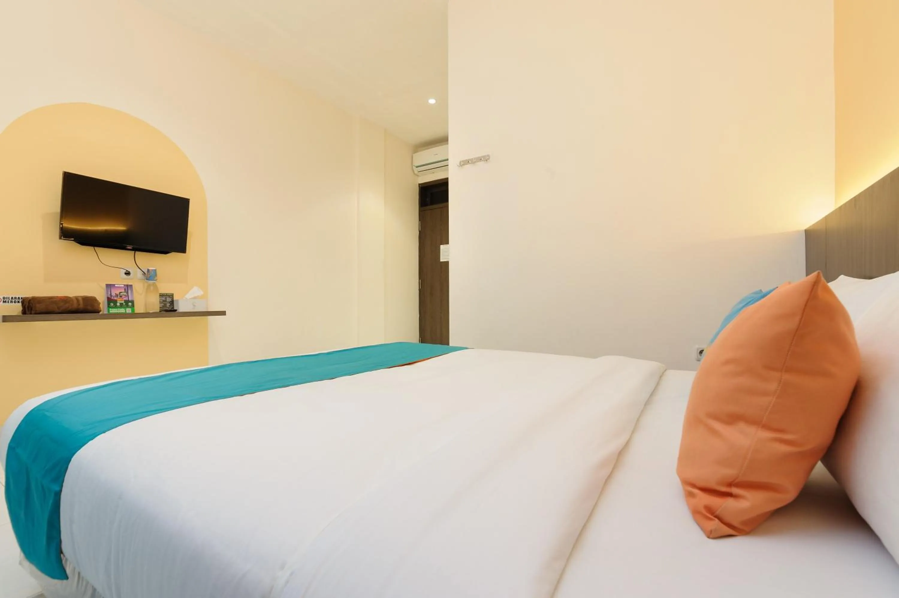 Bedroom, Bed in Sans Hotel Max Living Cengkareng