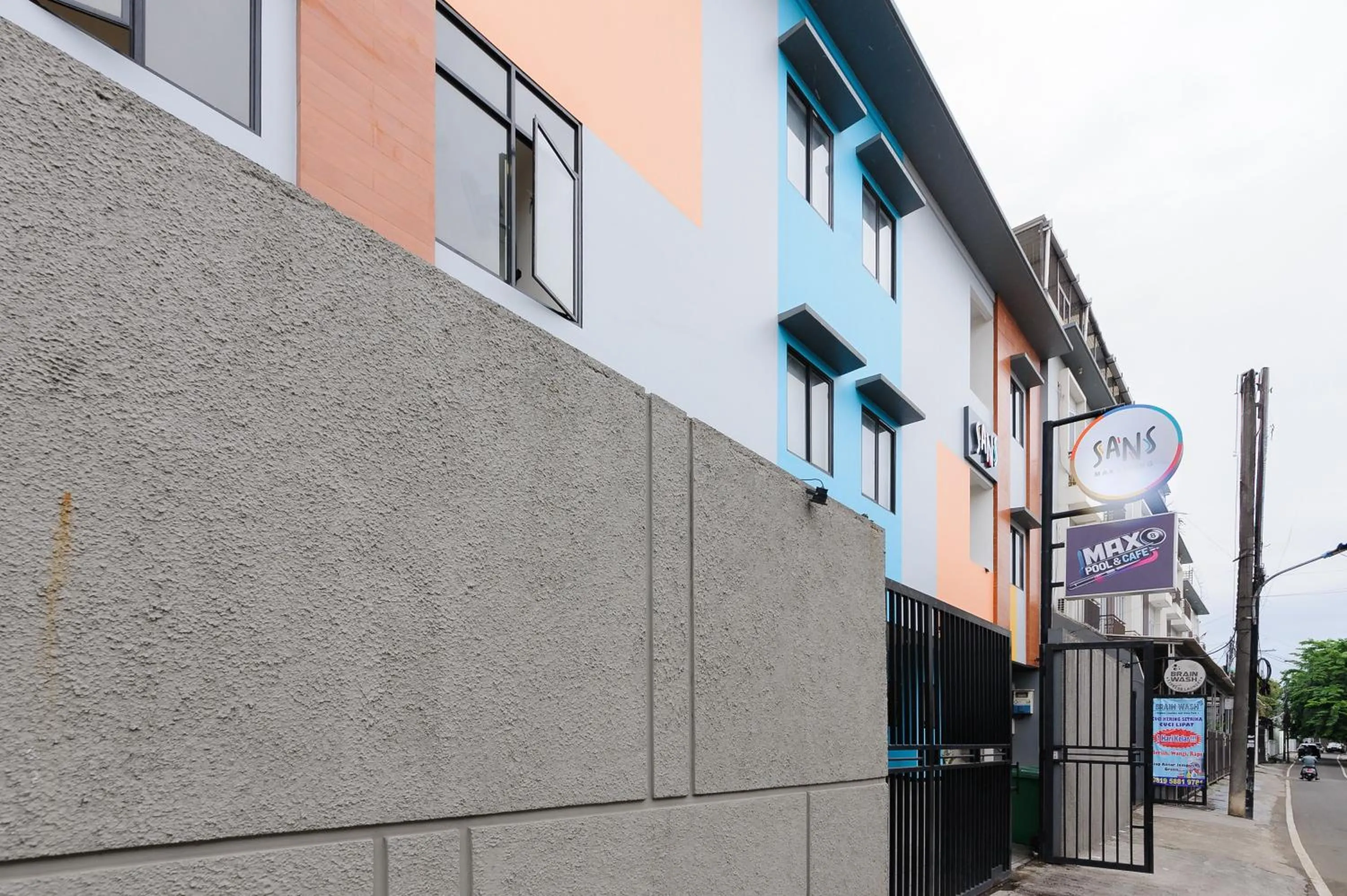 Facade/entrance in Sans Hotel Max Living Cengkareng