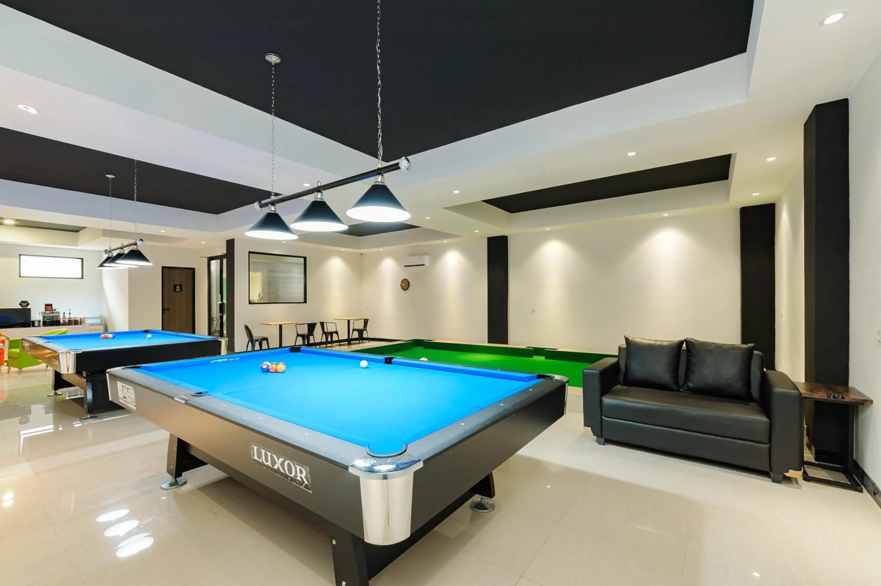 Billiard in Sans Hotel Max Living Cengkareng