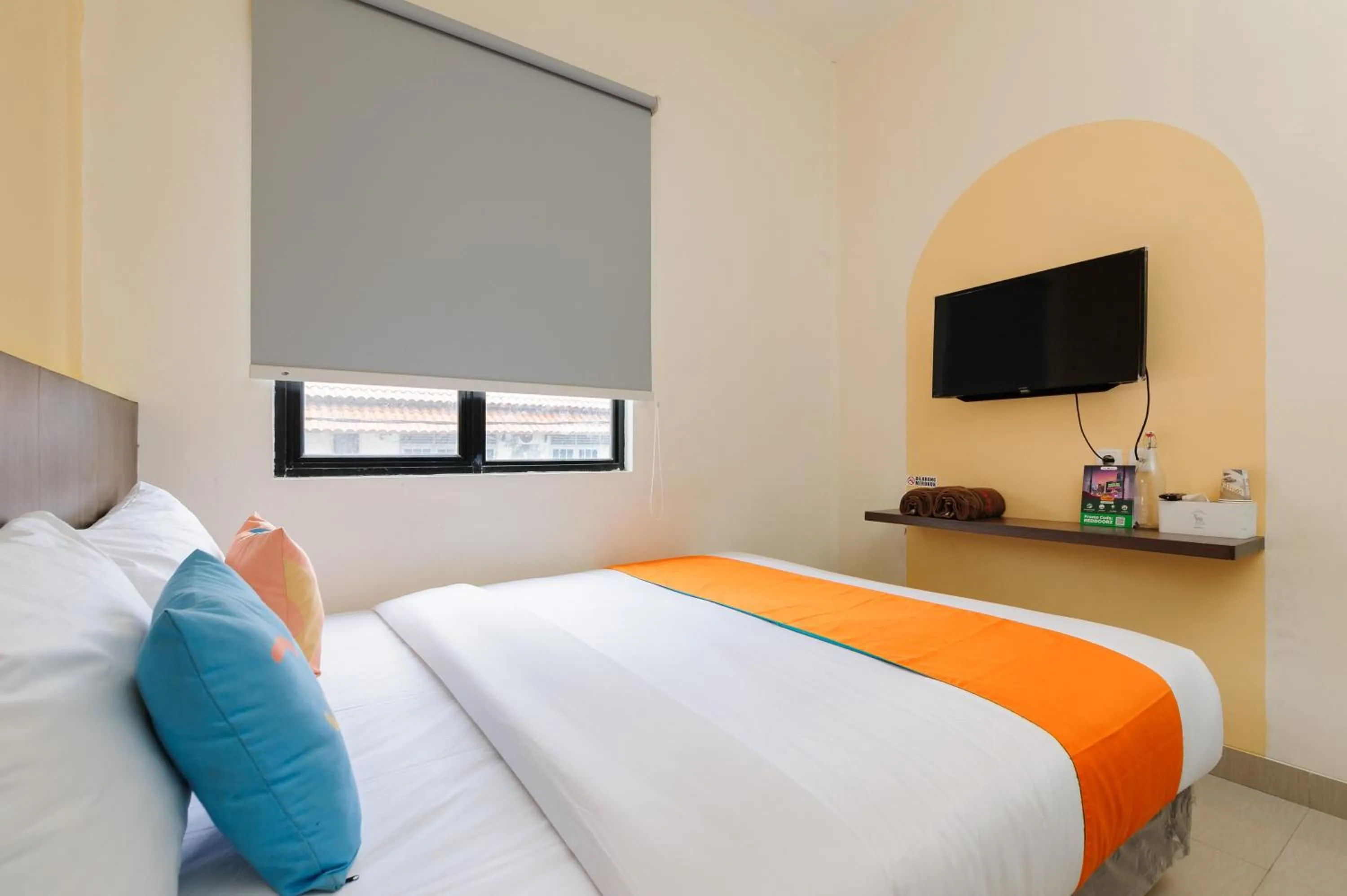 Bedroom, Bed in Sans Hotel Max Living Cengkareng