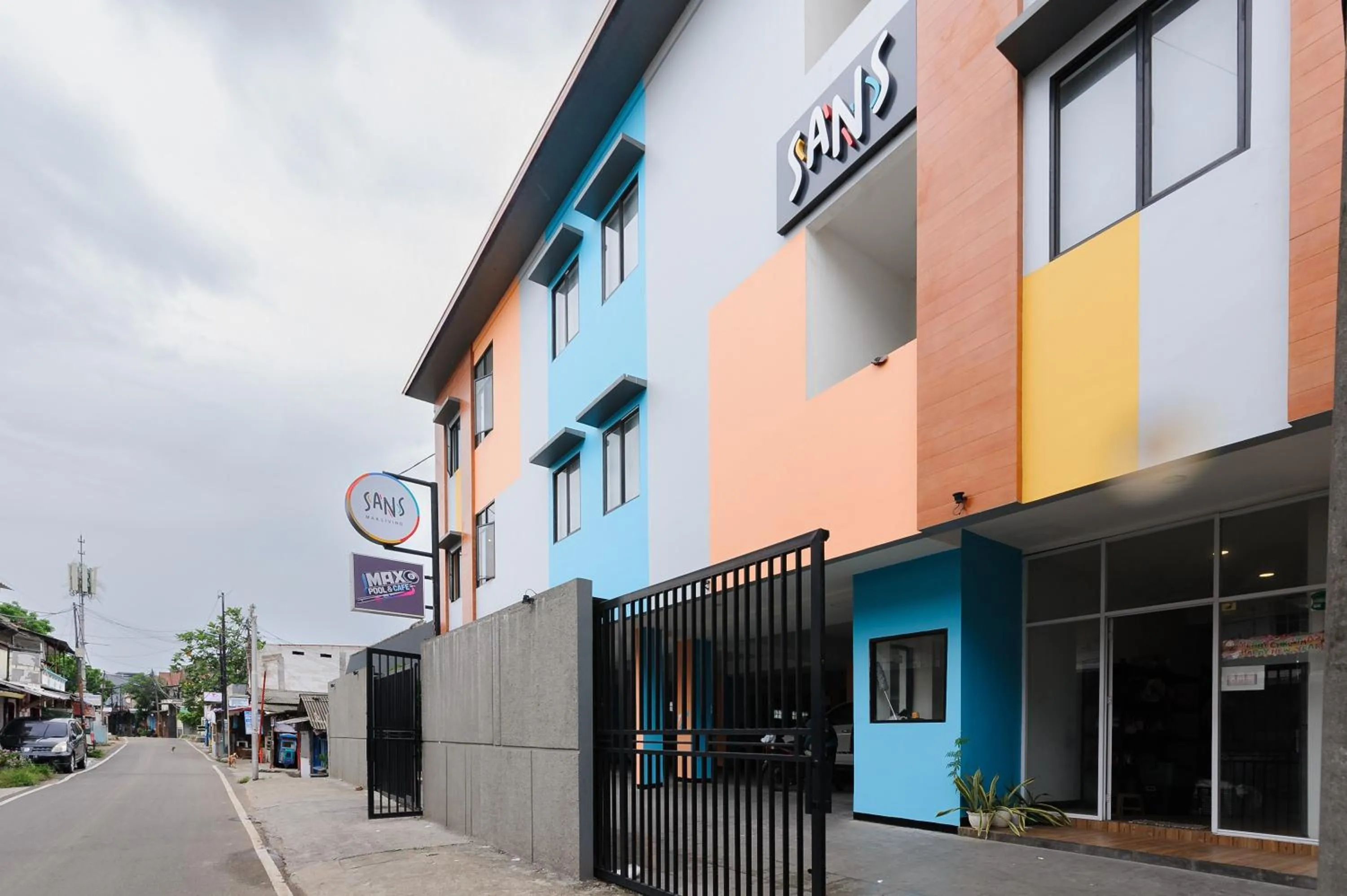 Facade/entrance in Sans Hotel Max Living Cengkareng