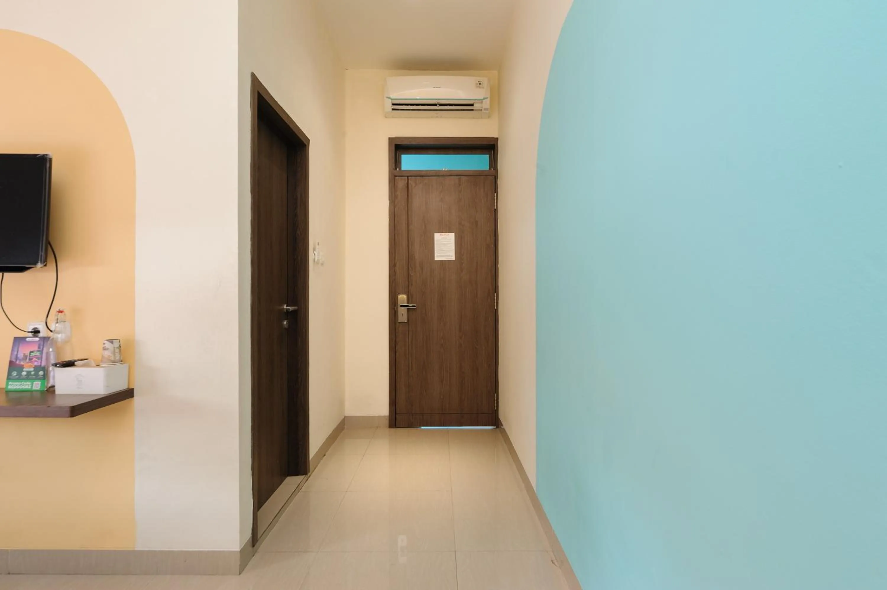 TV and multimedia in Sans Hotel Max Living Cengkareng