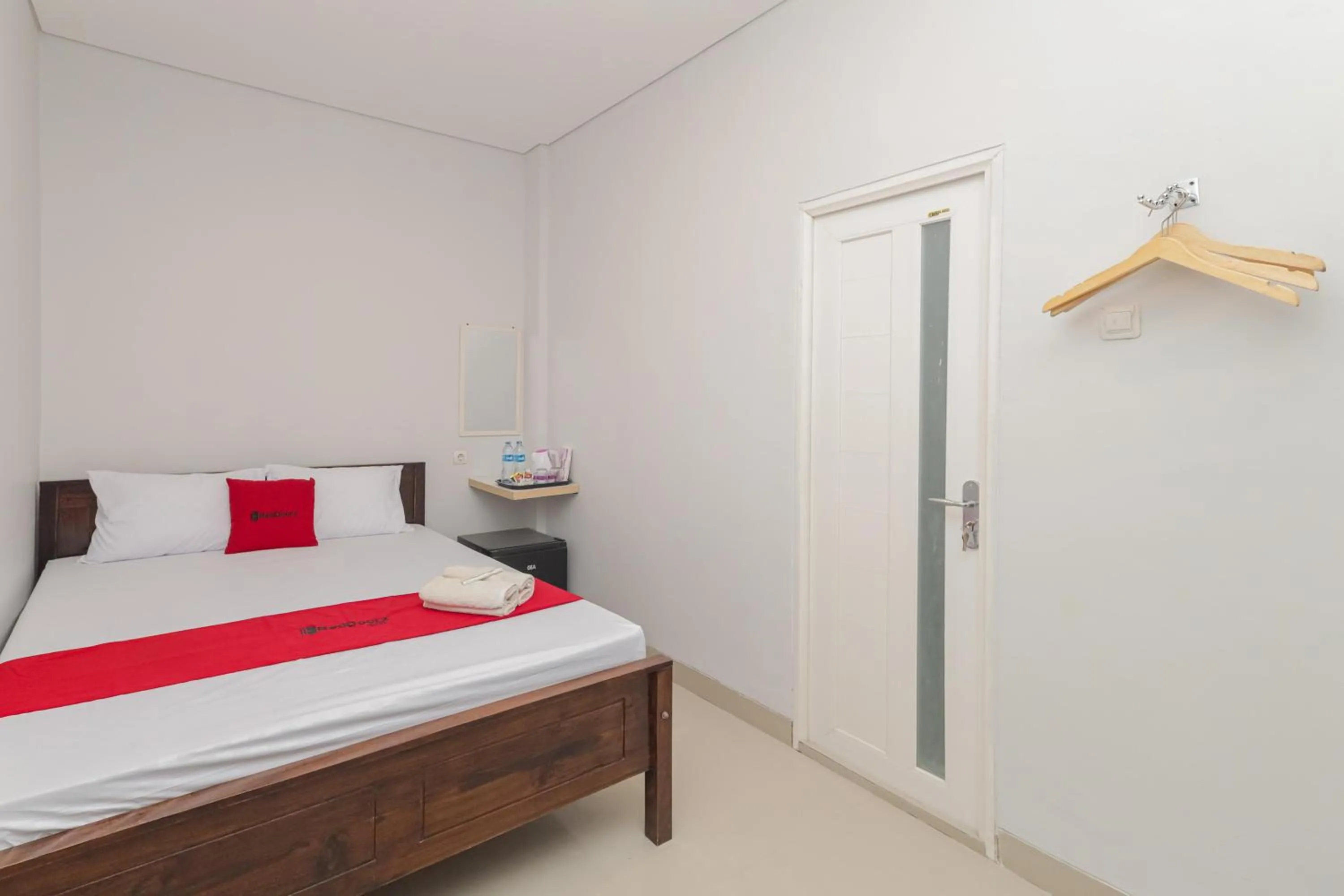 Bedroom, Bed in RedDoorz @ Gedangan Sidoarjo