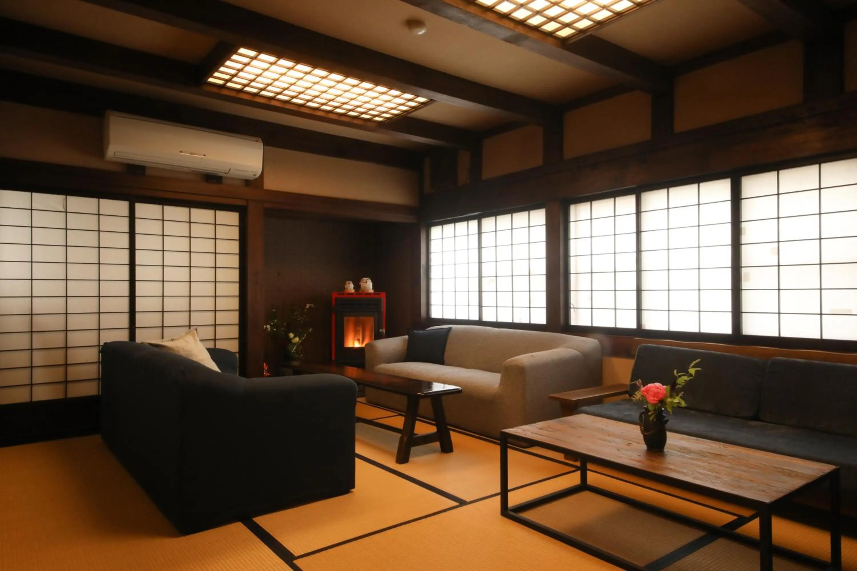 Communal lounge/ TV room in Iroriyado Hidaya