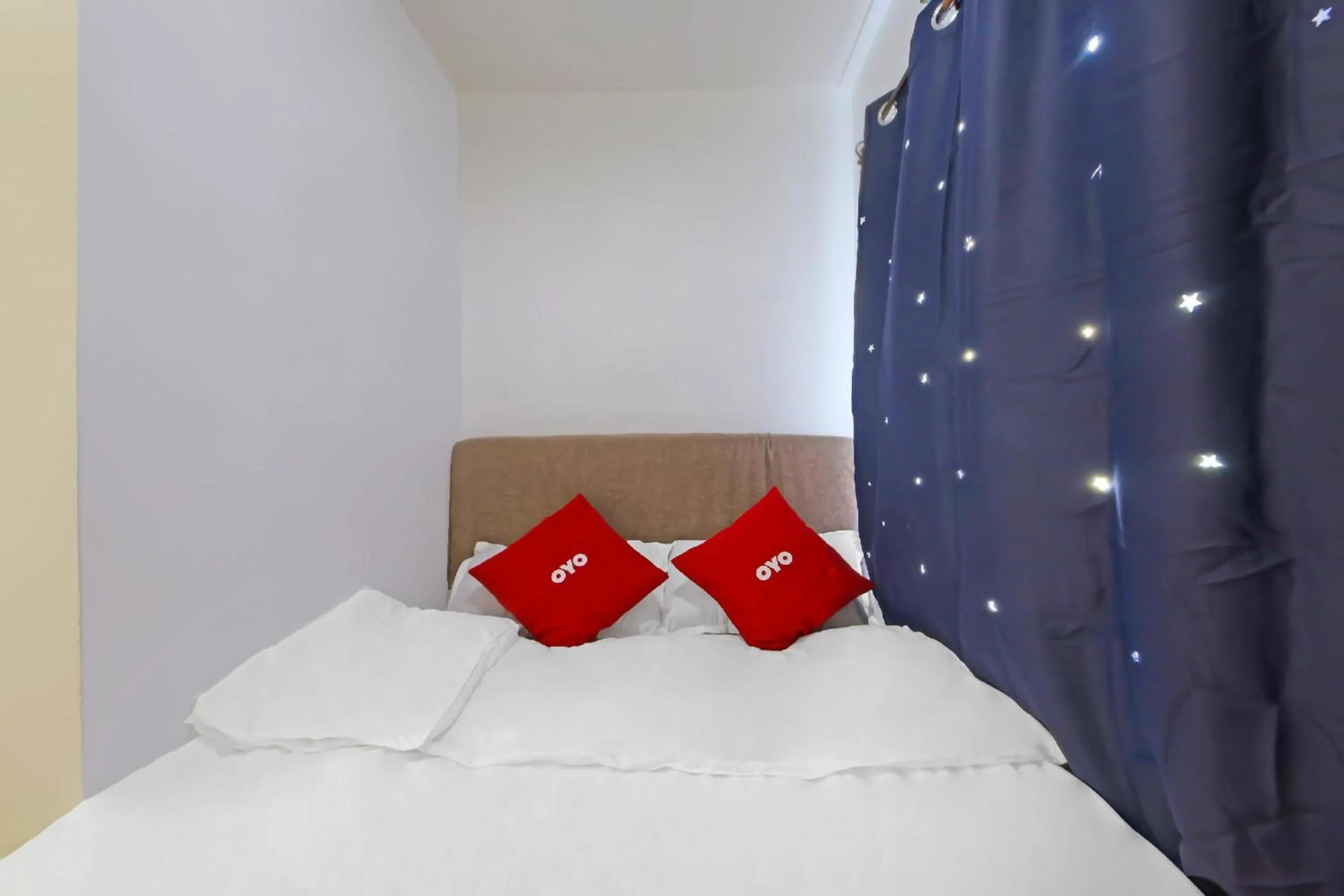 Bedroom, Bed in Loveness Apartelle