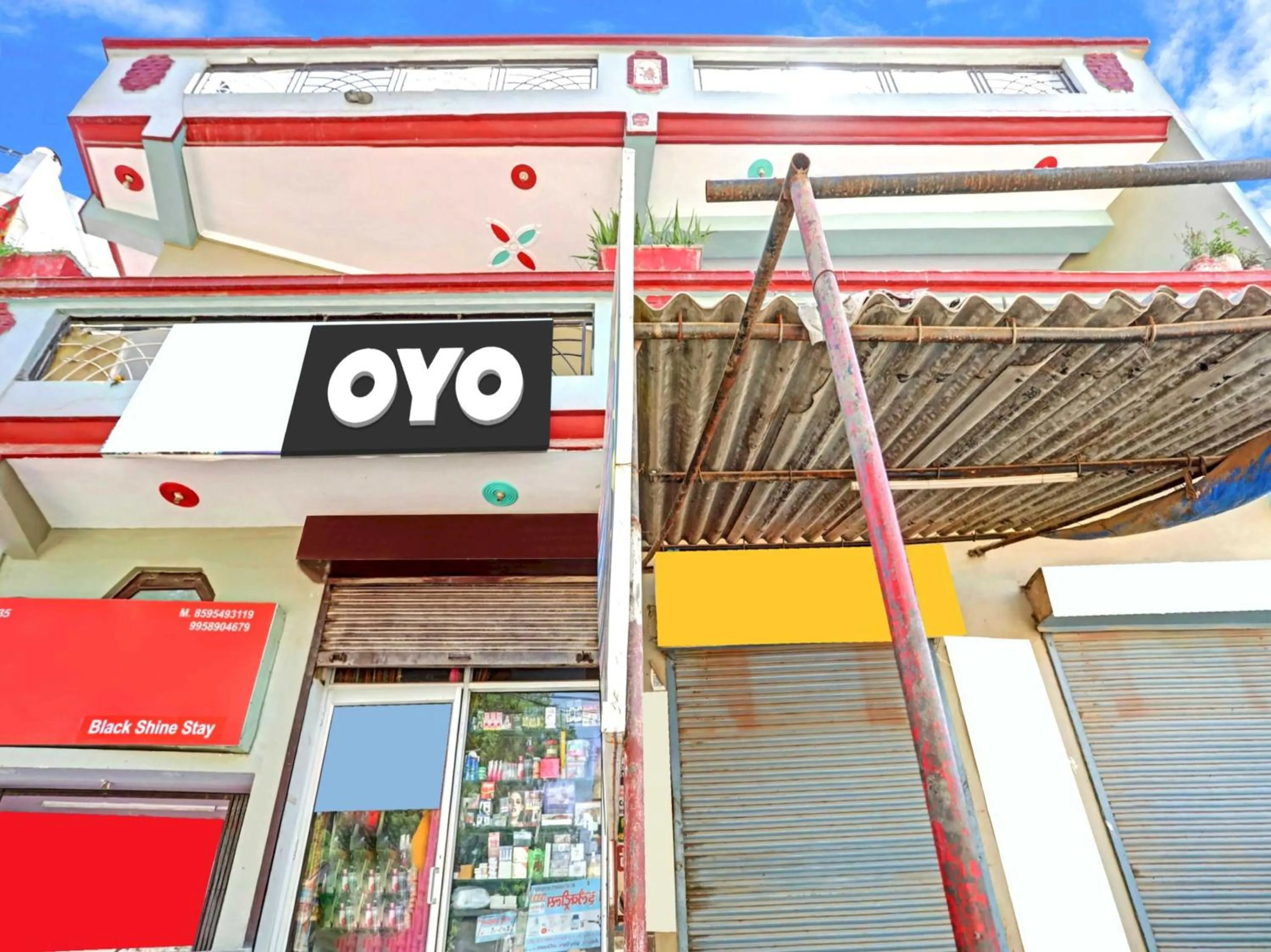 Facade/entrance in Hotel O by OYO Golden Residency